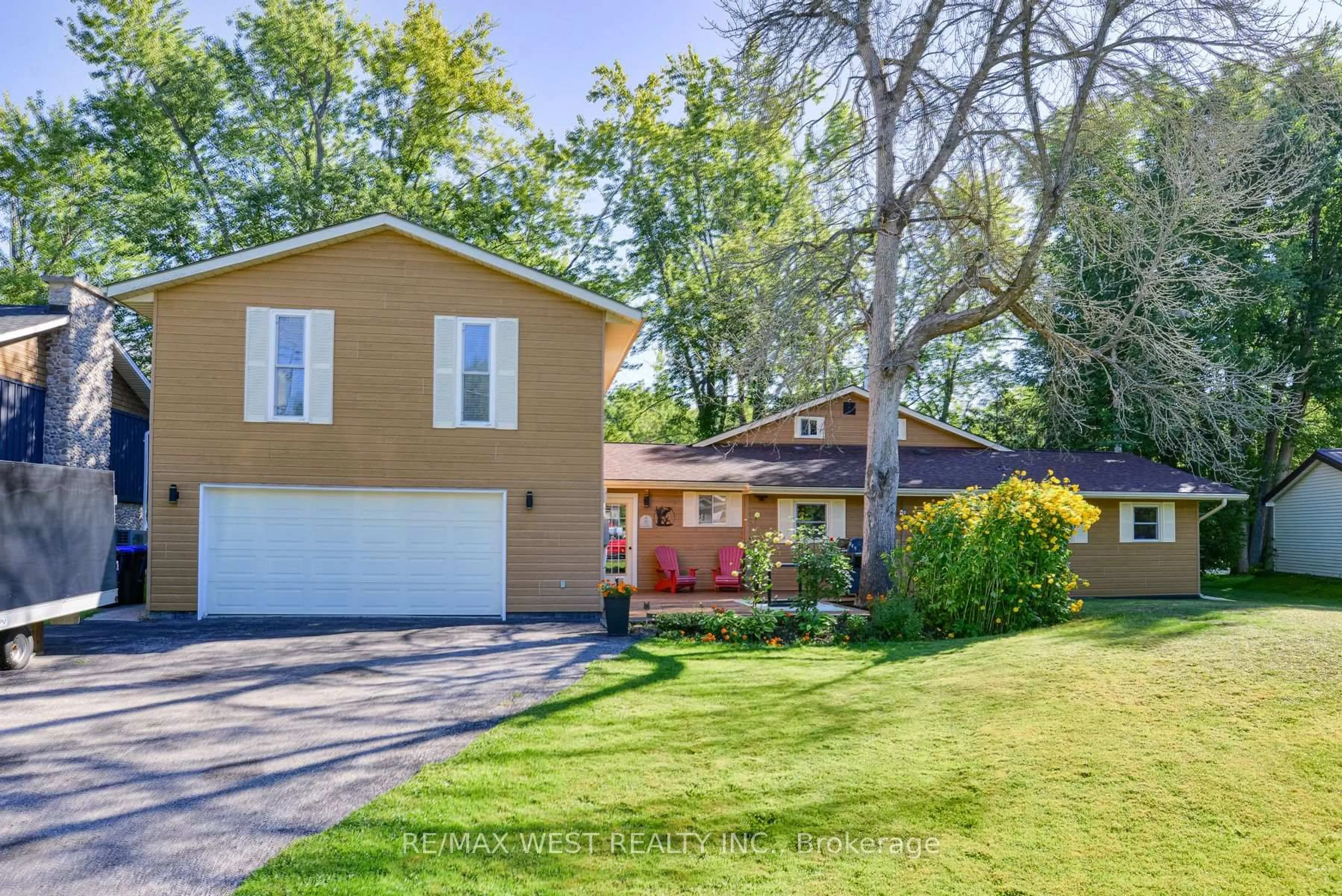Home with vinyl exterior material, street for 3587 Lauderdale Point Cres, Severn Ontario P0E 1N0