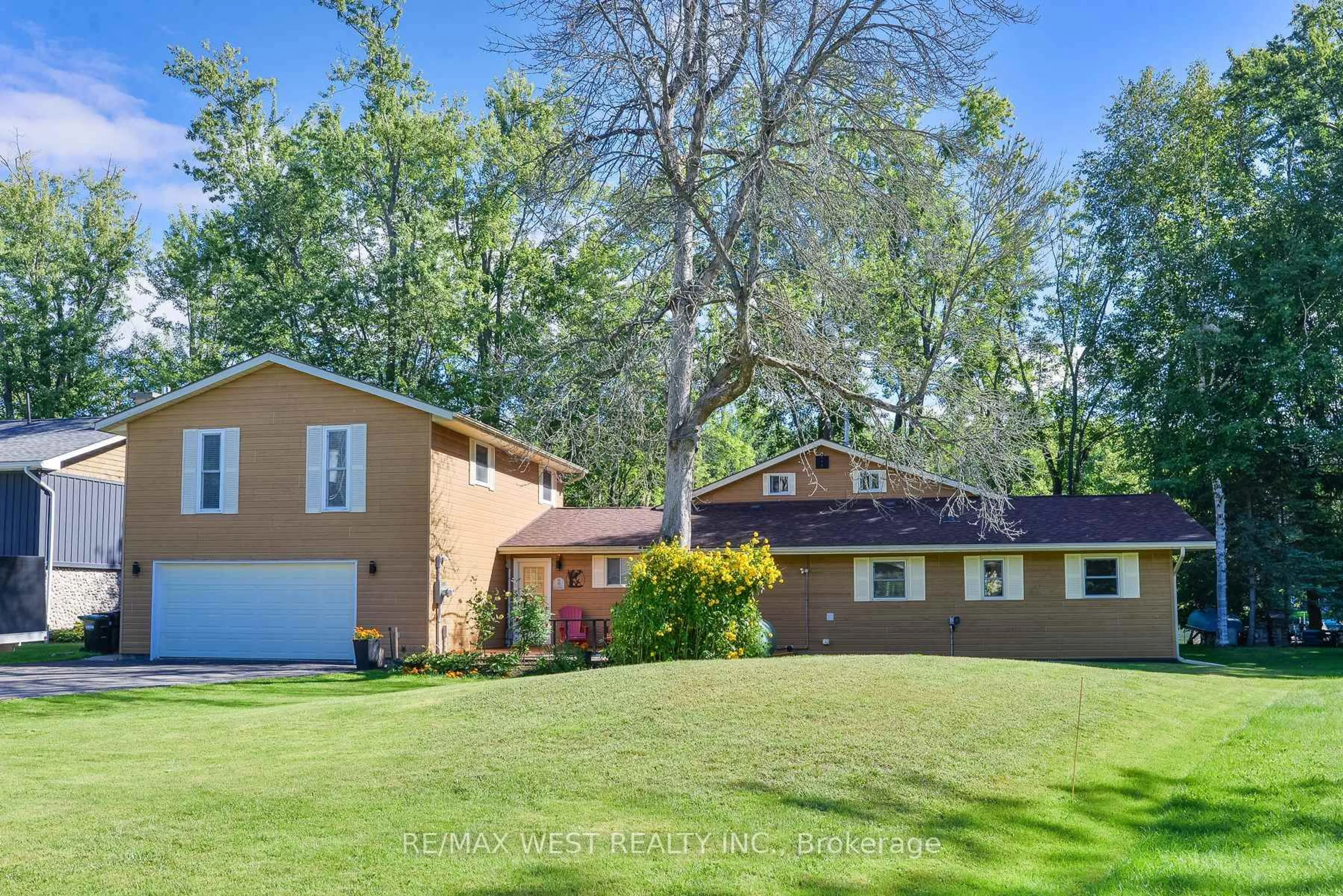 A pic from outside/outdoor area/front of a property/back of a property/a pic from drone, water/lake/river/ocean view for 3587 Lauderdale Point Cres, Severn Ontario P0E 1N0