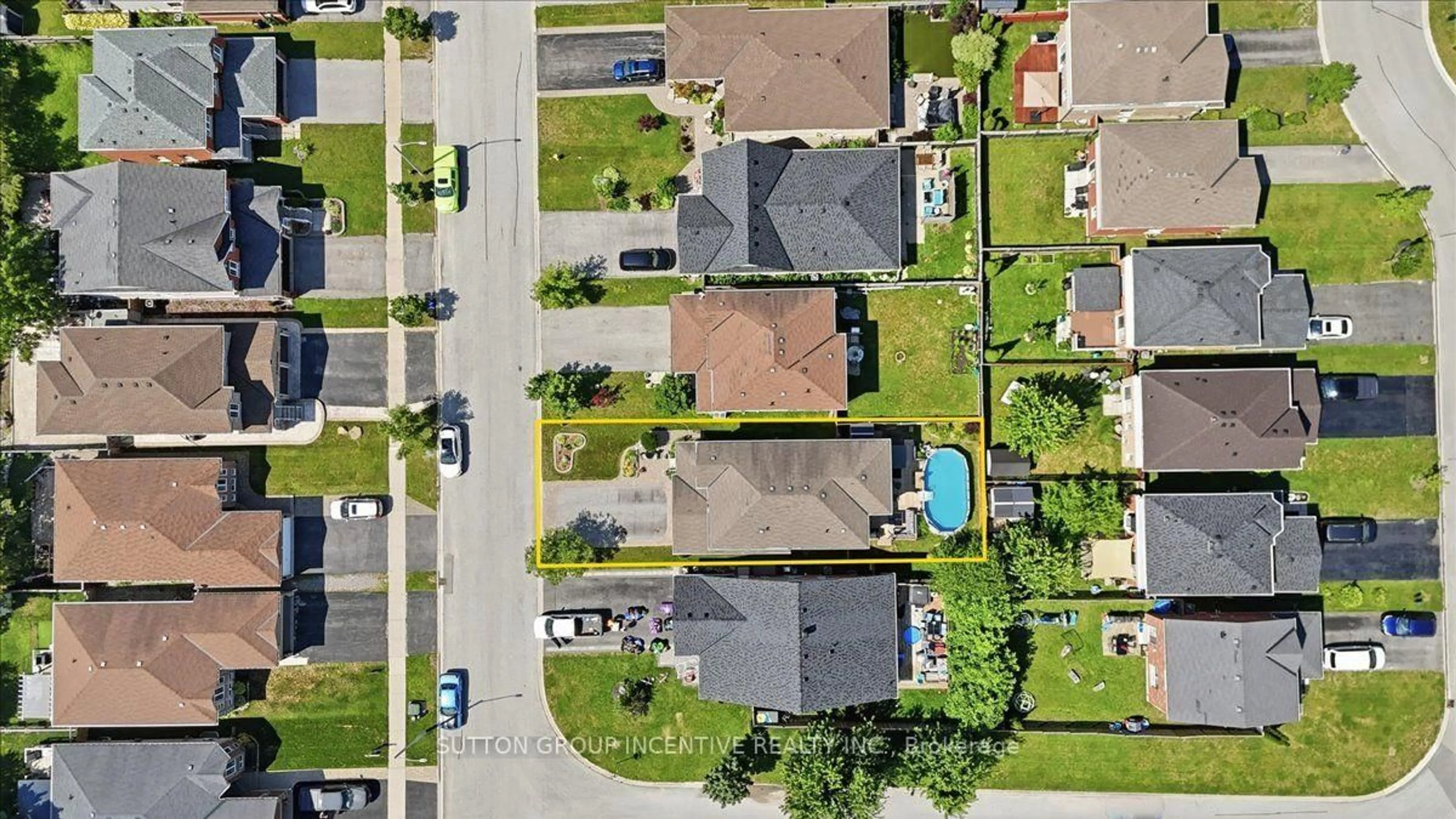 A pic from outside/outdoor area/front of a property/back of a property/a pic from drone, street for 17 White Cres, Barrie Ontario L4N 5Z9