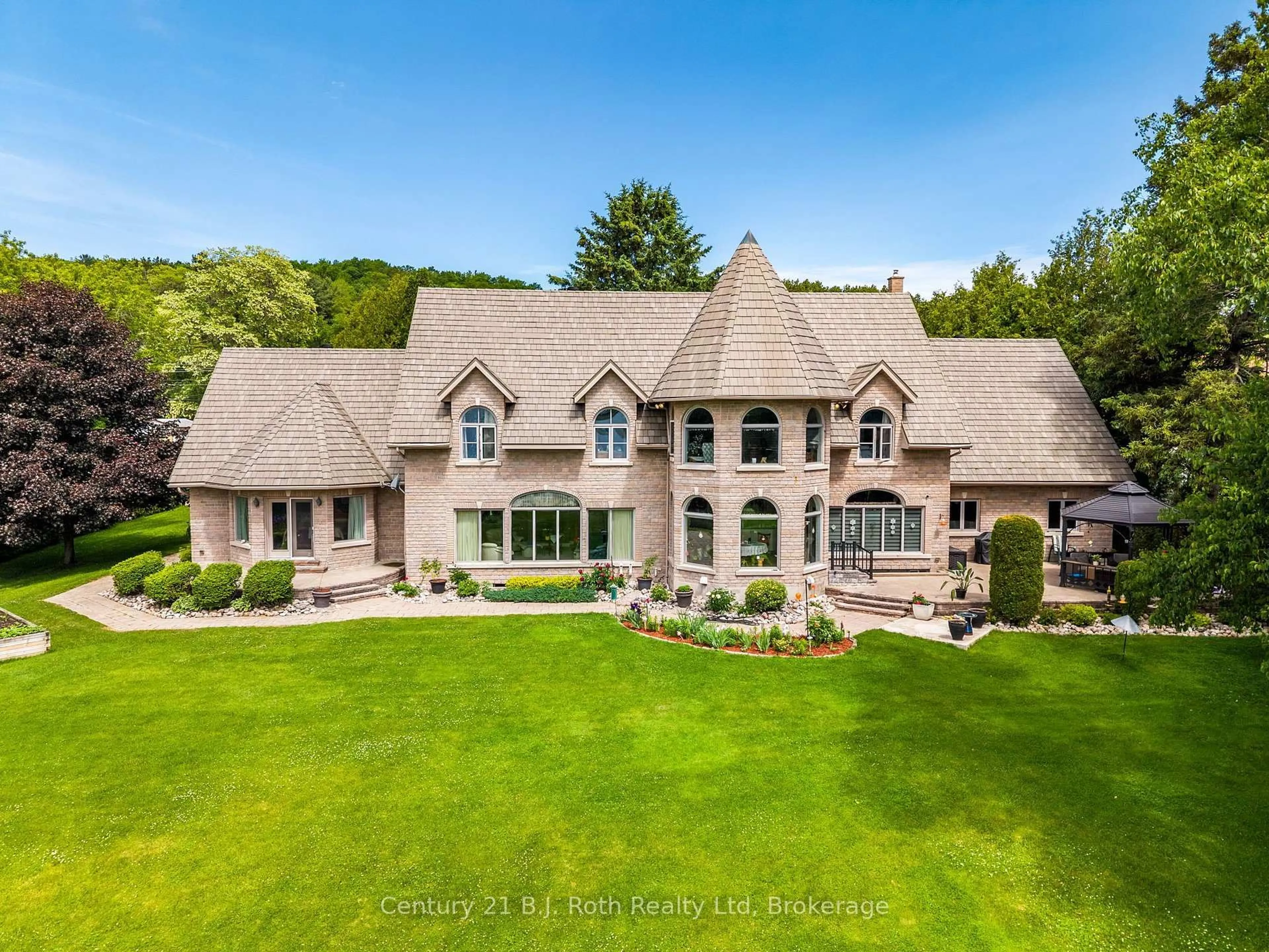 A pic from outside/outdoor area/front of a property/back of a property/a pic from drone, unknown for 339 Champlain Rd, Penetanguishene Ontario L9M 1S3
