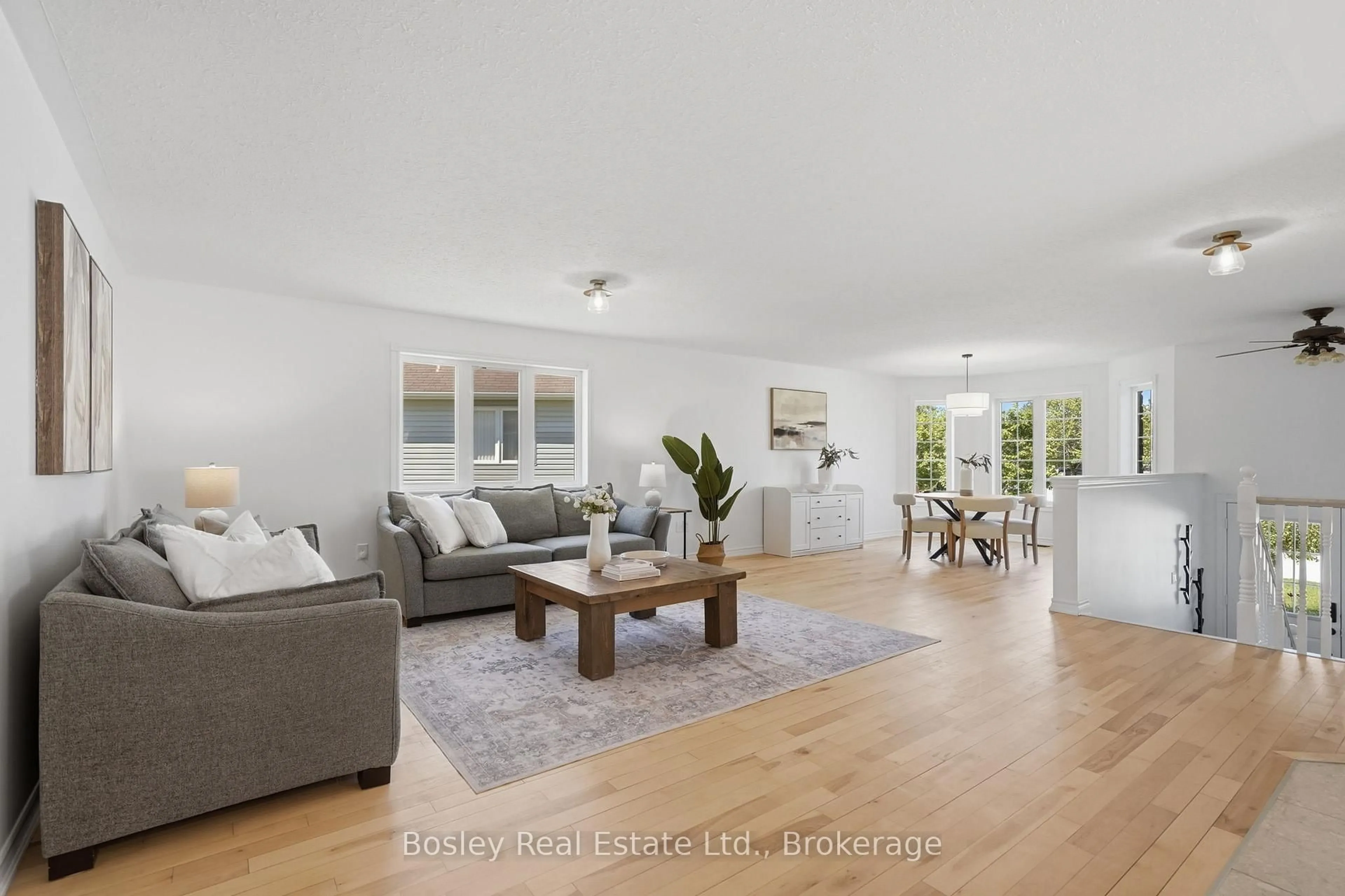 Living room with furniture, unknown for 208 Lamont Crt, Clearview Ontario L0M 1S0