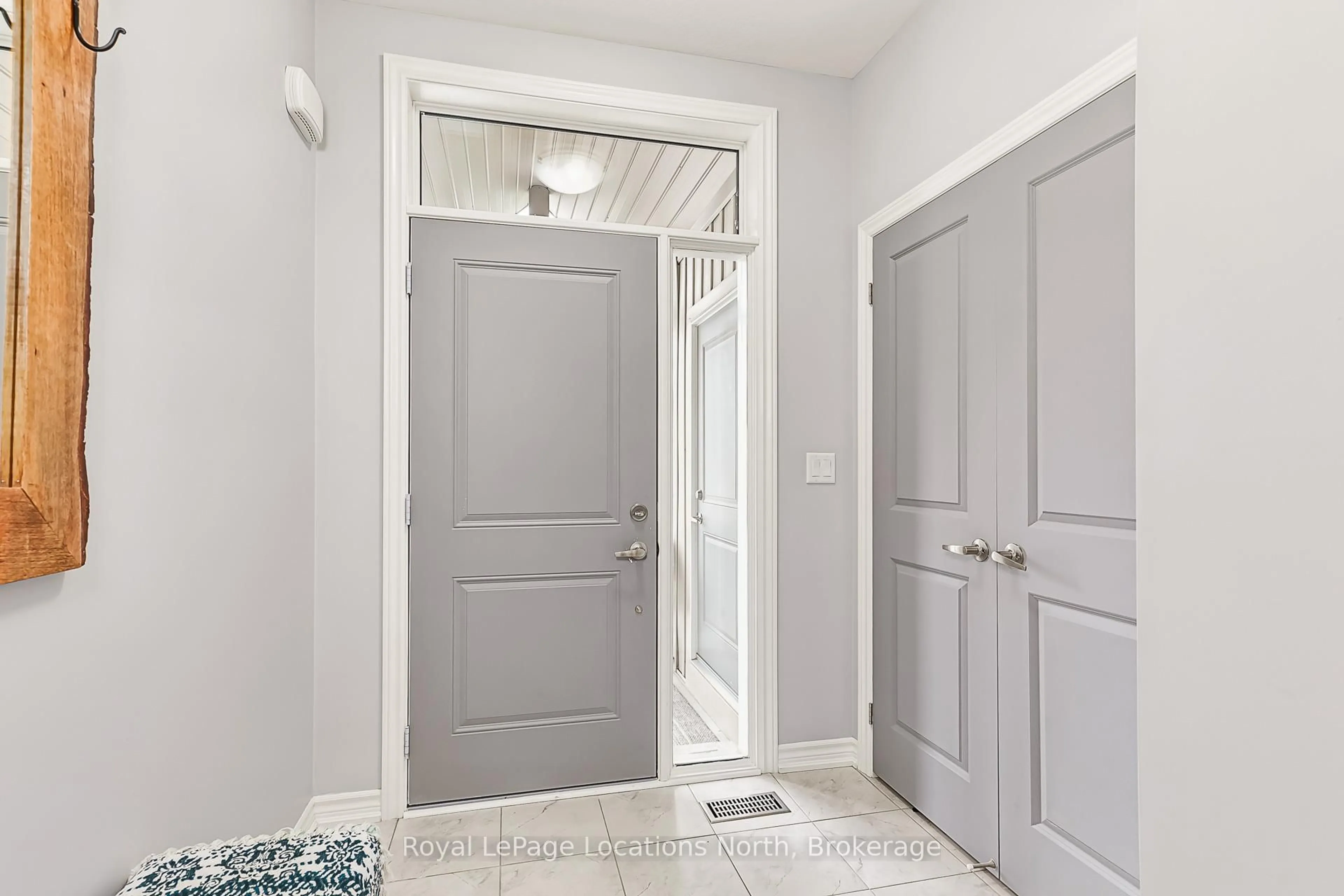 Indoor entryway for 16 Greaves Ave, Collingwood Ontario L9Y 0Z5