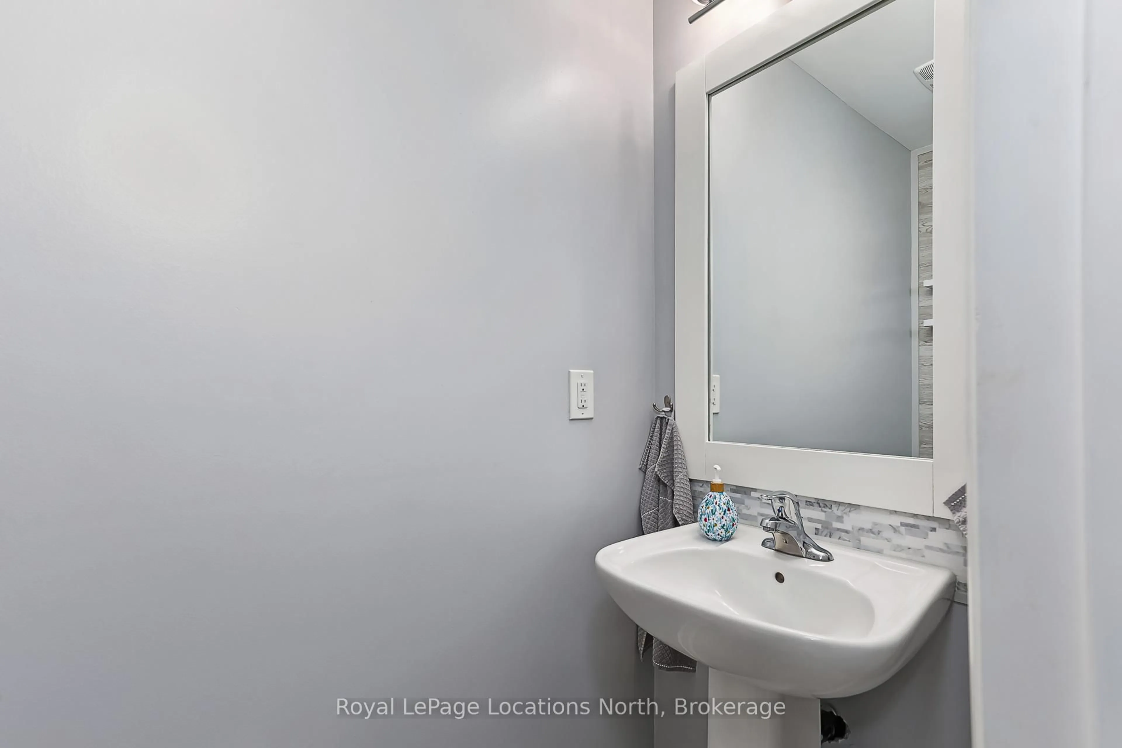 Standard bathroom, unknown for 16 Greaves Ave, Collingwood Ontario L9Y 0Z5