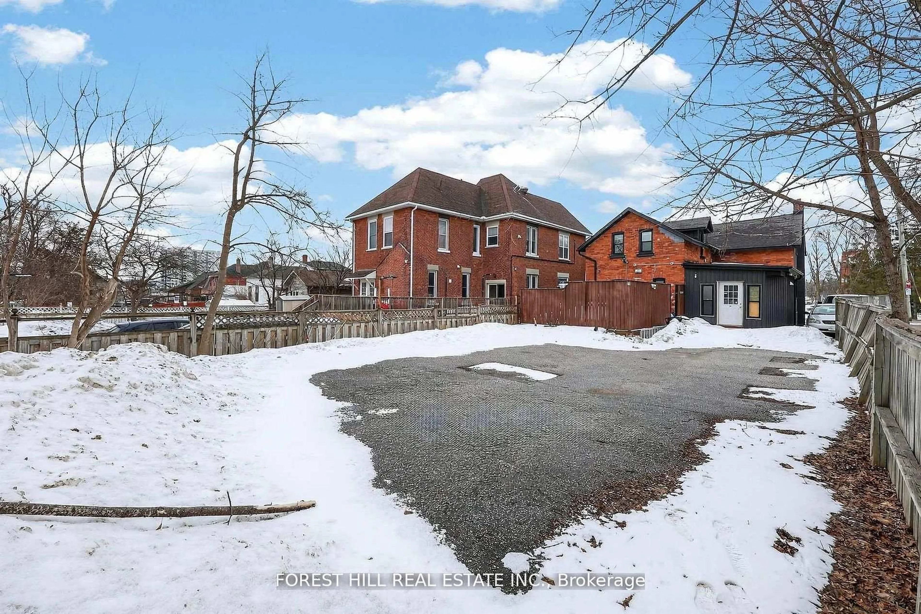 A pic from outside/outdoor area/front of a property/back of a property/a pic from drone, street for 89 Toronto St, Barrie Ontario L4N 1V1