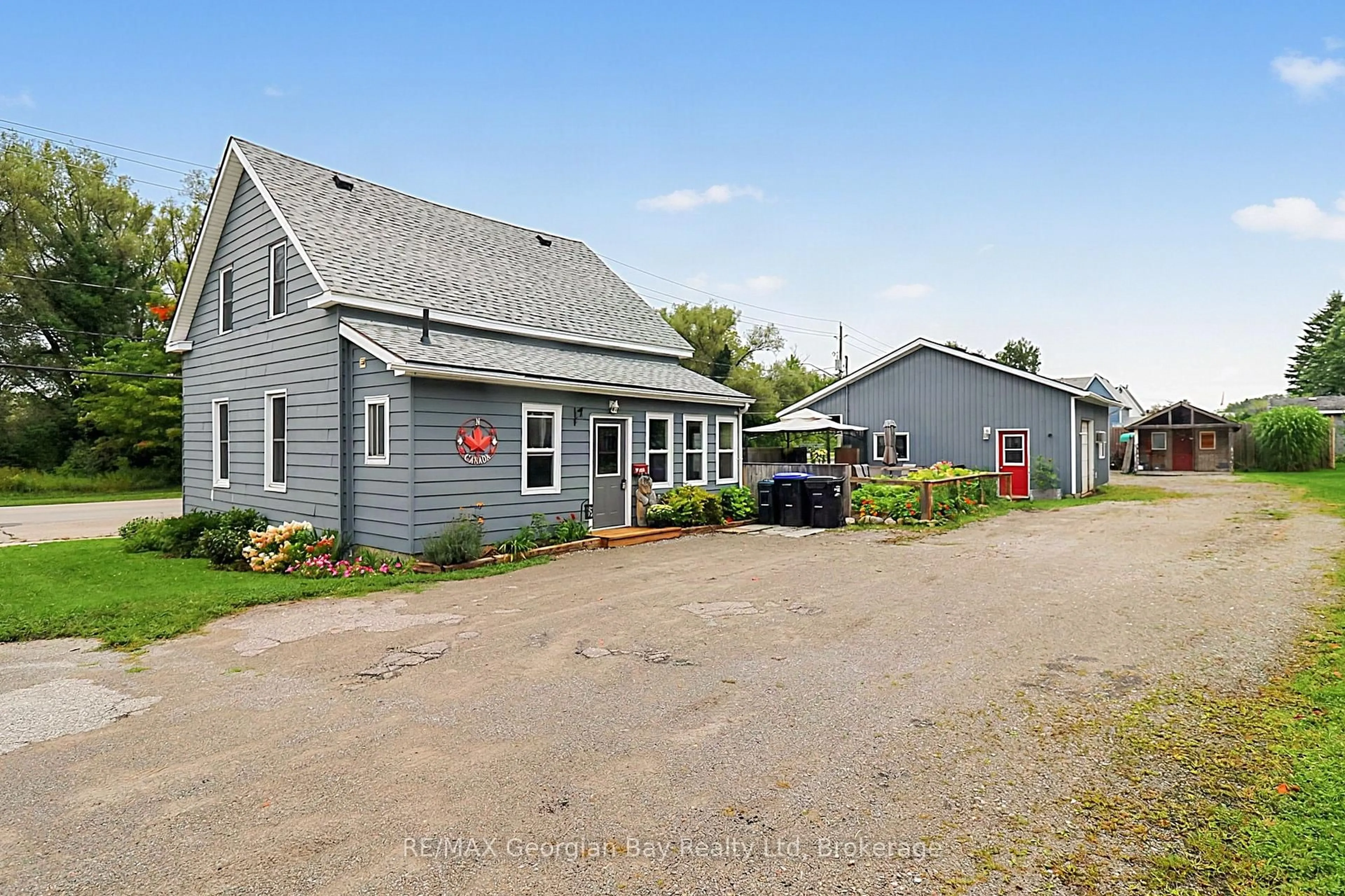A pic from outside/outdoor area/front of a property/back of a property/a pic from drone, street for 154 ROBERT St, Penetanguishene Ontario L9M 1P8