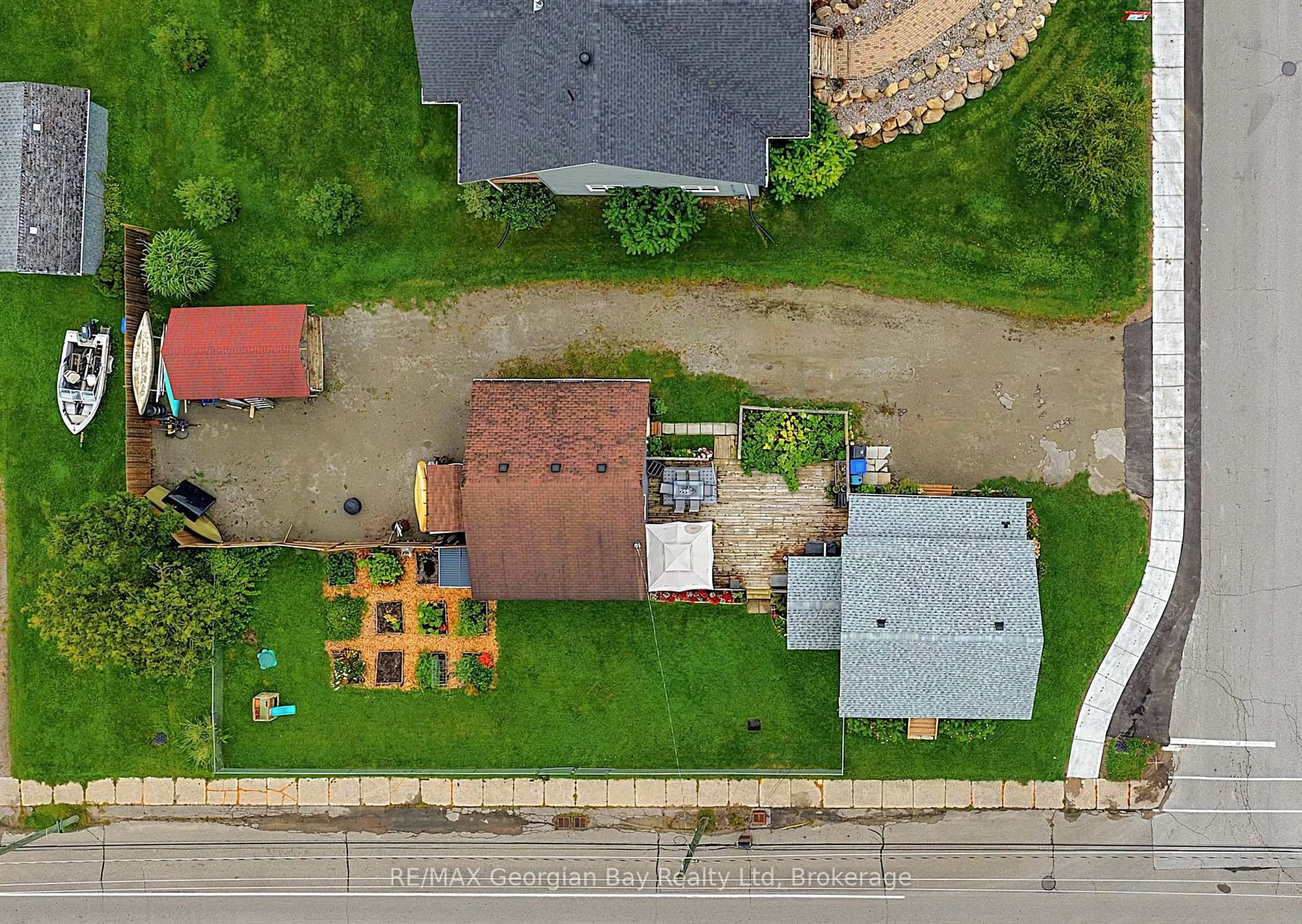 A pic from outside/outdoor area/front of a property/back of a property/a pic from drone, street for 154 ROBERT St, Penetanguishene Ontario L9M 1P8