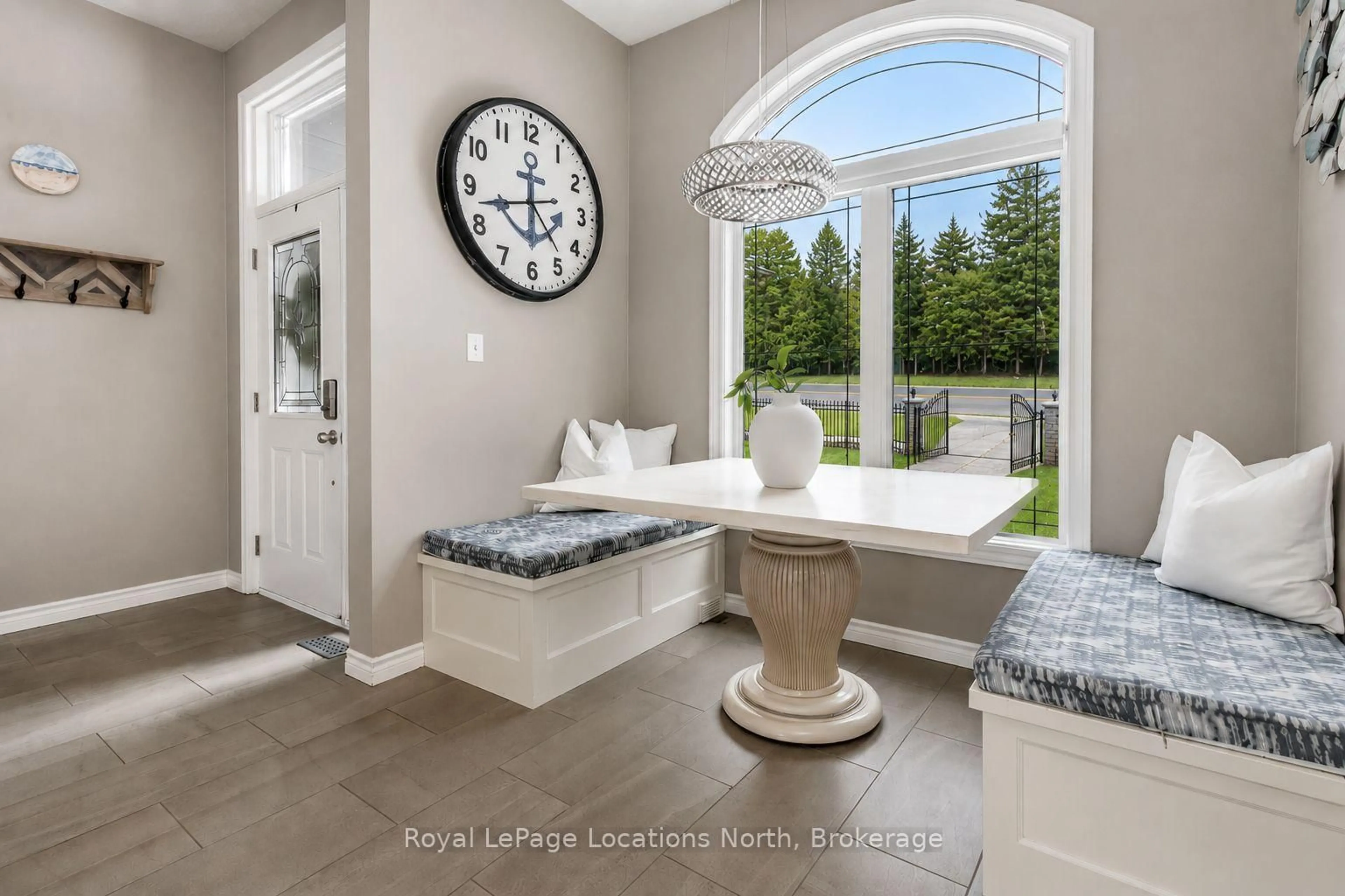 Indoor entryway for 1094 RIVER Rd, Wasaga Beach Ontario L9Z 2W7