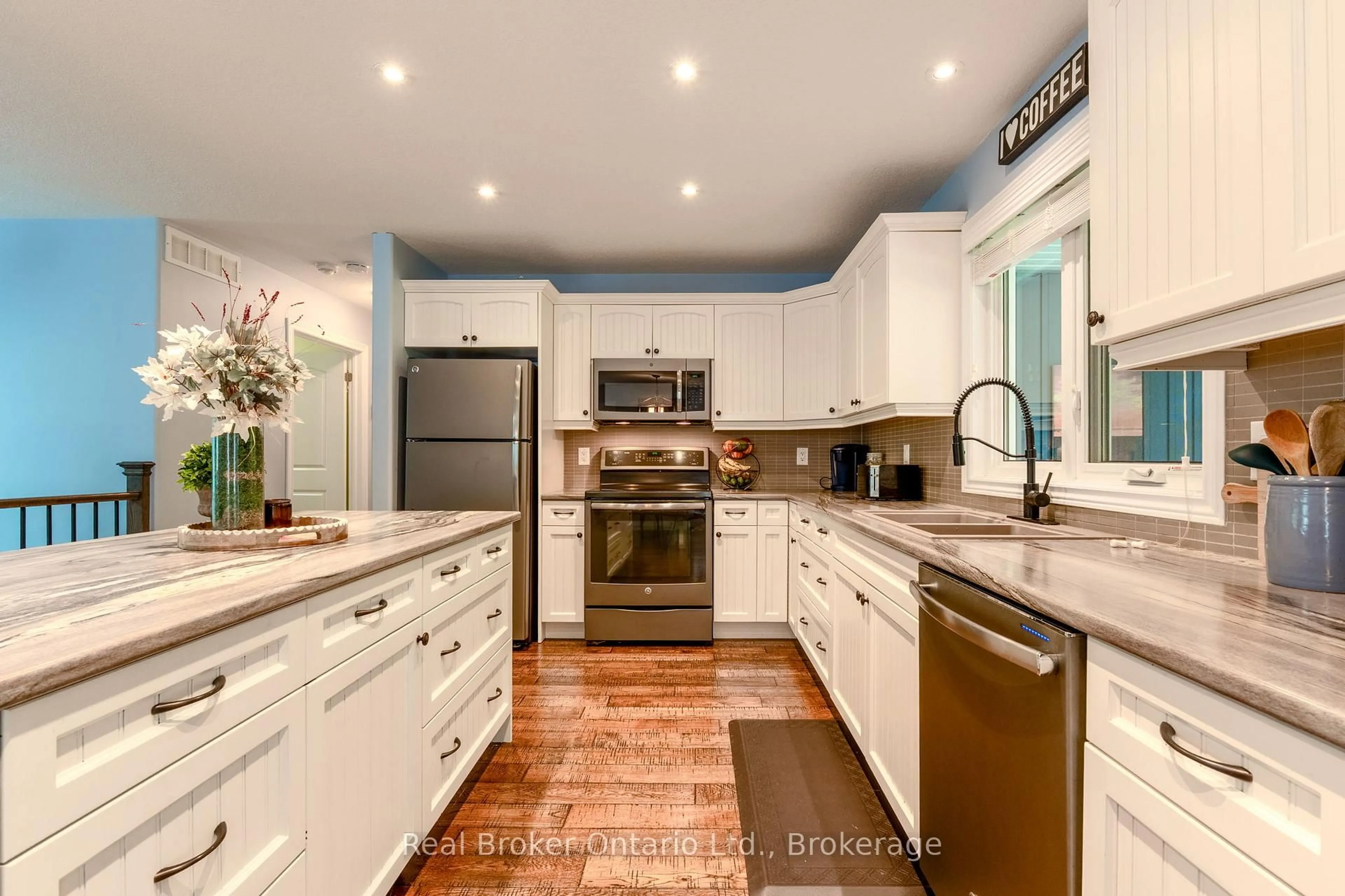 Open concept kitchen, unknown for 204 Golf Course Rd, Wasaga Beach Ontario L9Z 1S6