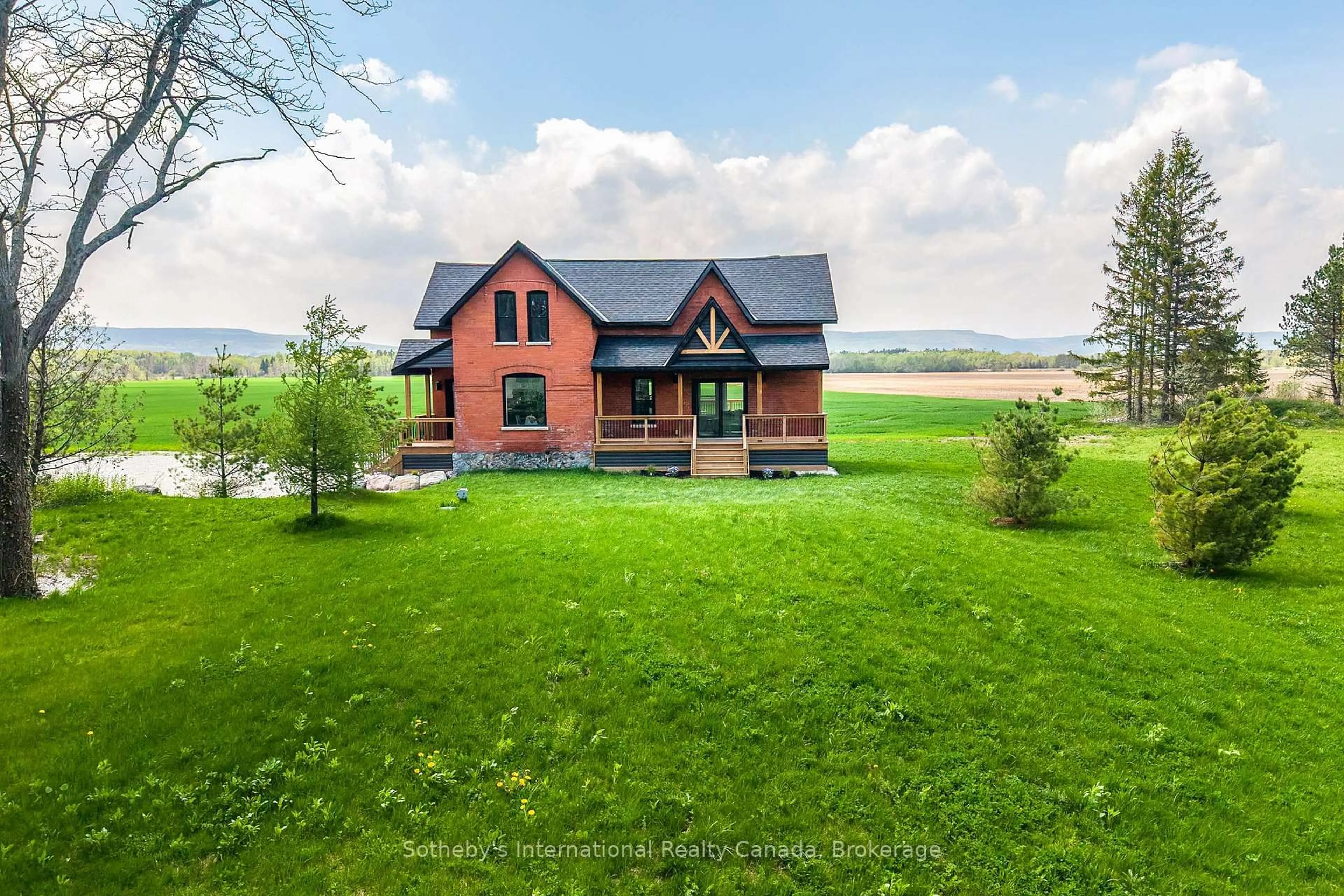 A pic from outside/outdoor area/front of a property/back of a property/a pic from drone, unknown for 1952 Nottawasaga, Clearview Ontario L0M 1S0