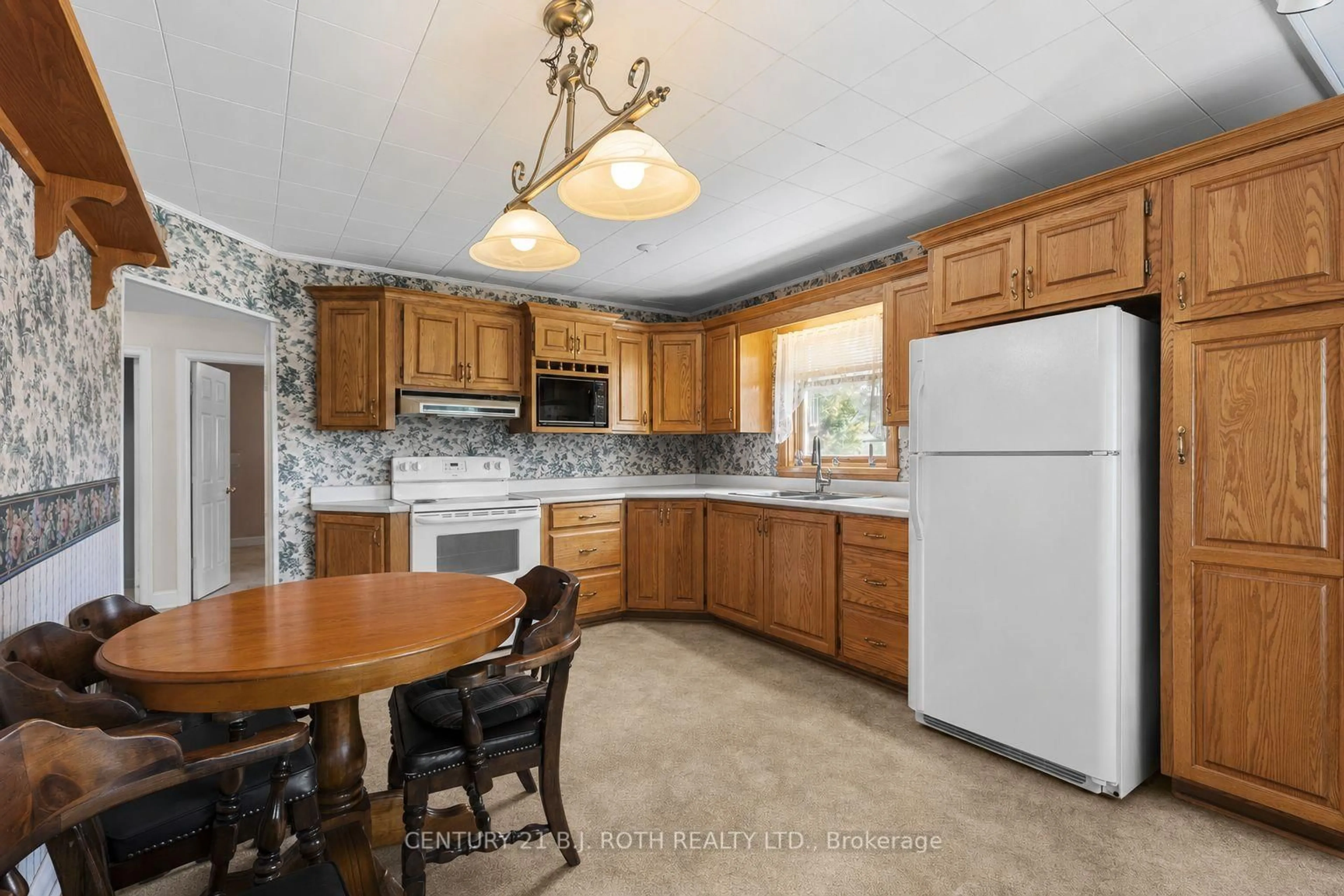 Standard kitchen, ceramic/tile floor for 328 Colborne St, Orillia Ontario L3V 3A3