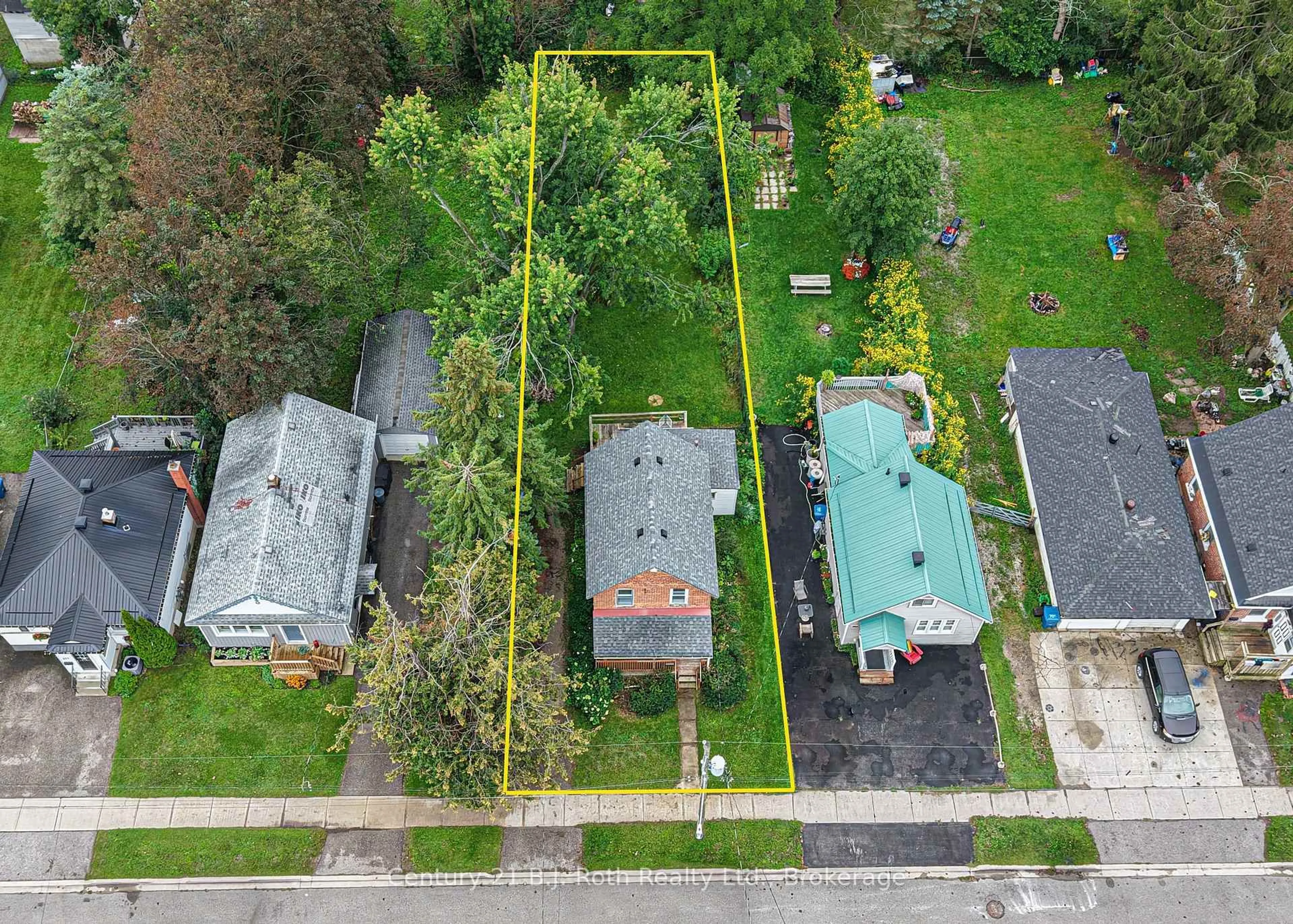 A pic from outside/outdoor area/front of a property/back of a property/a pic from drone, street for 281 Nottawasaga St, Orillia Ontario L3V 3K5