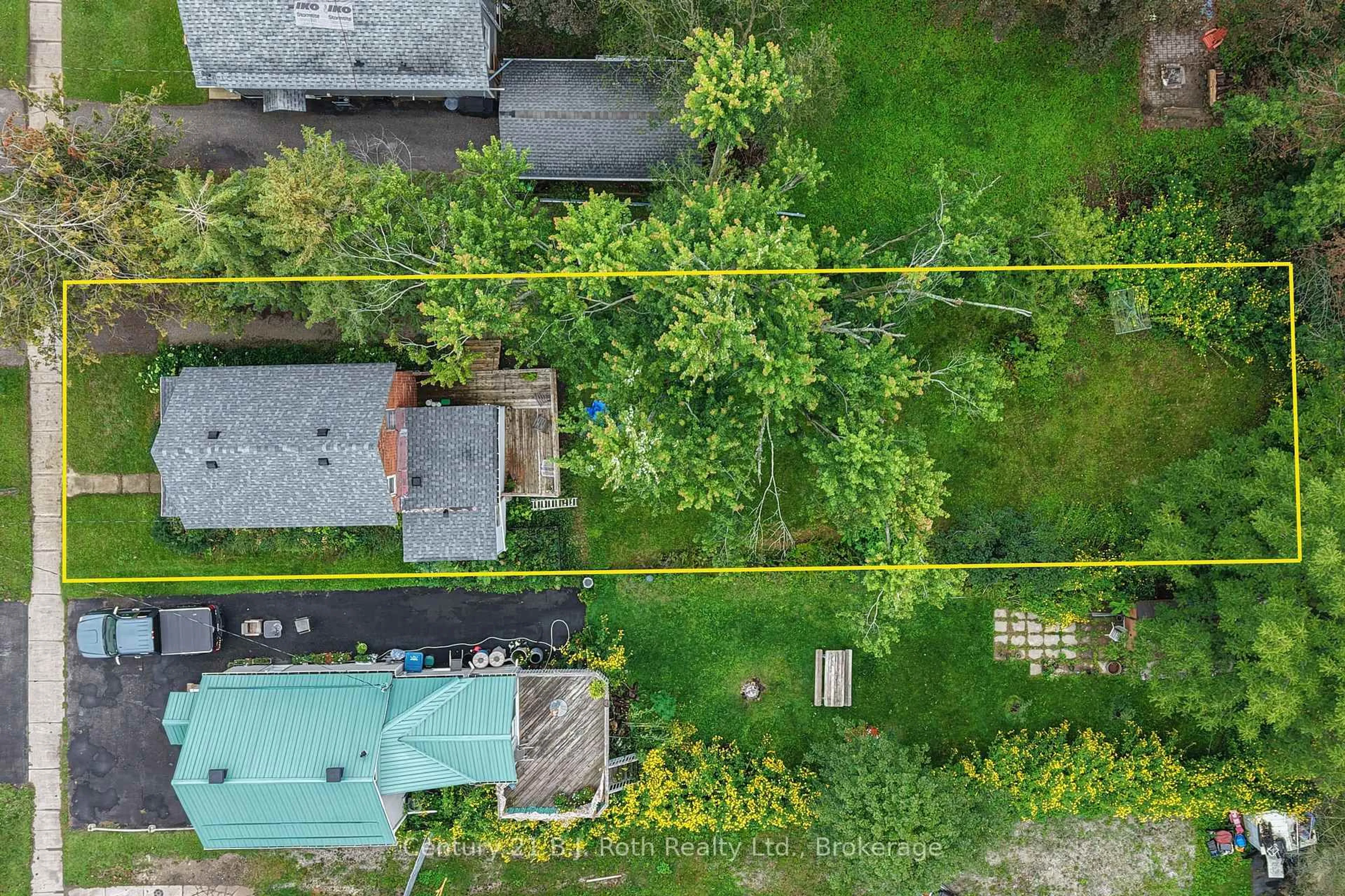 A pic from outside/outdoor area/front of a property/back of a property/a pic from drone, unknown for 281 Nottawasaga St, Orillia Ontario L3V 3K5