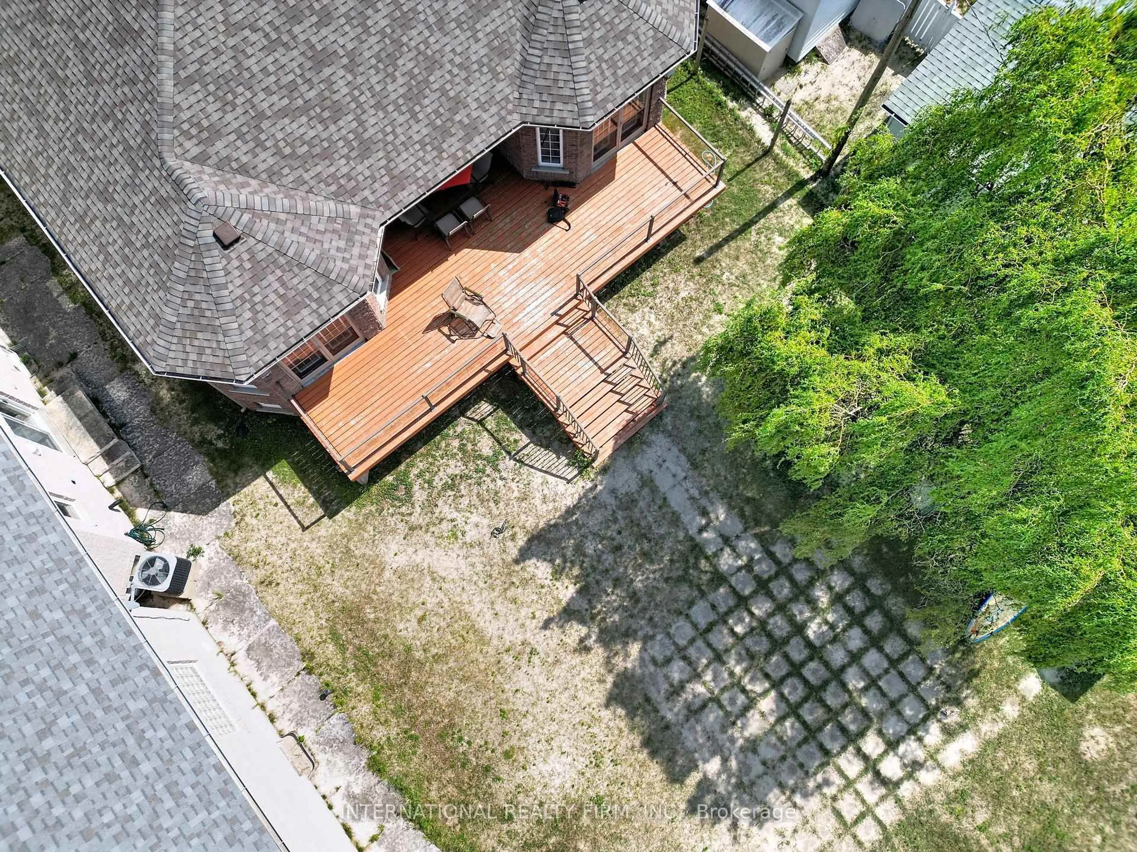 A pic from outside/outdoor area/front of a property/back of a property/a pic from drone, street for 966 Shore Lane, Wasaga Beach Ontario L9Z 2B4