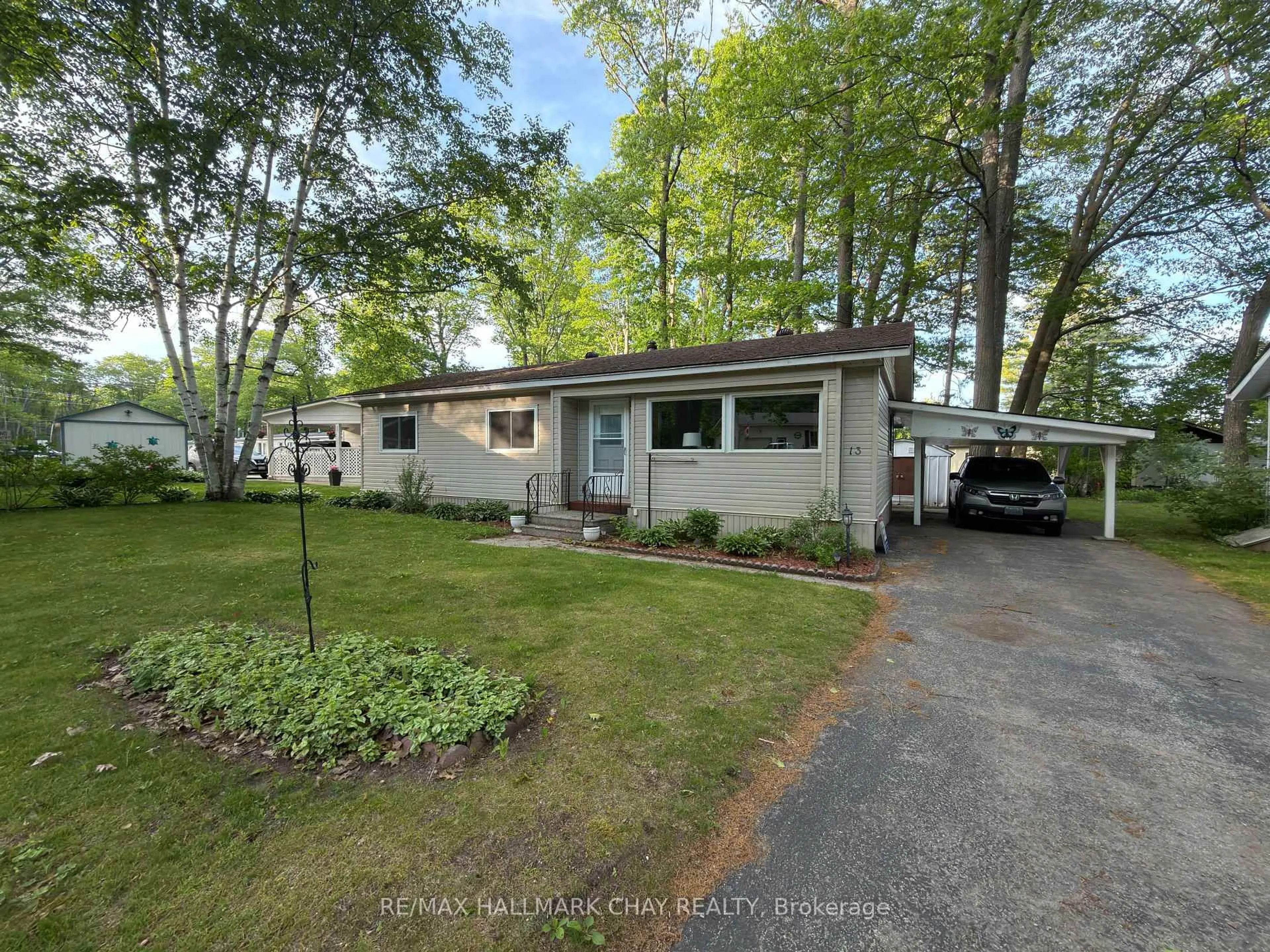 A pic from outside/outdoor area/front of a property/back of a property/a pic from drone, street for 13 Carruthers St, Wasaga Beach Ontario L9Z 1K2
