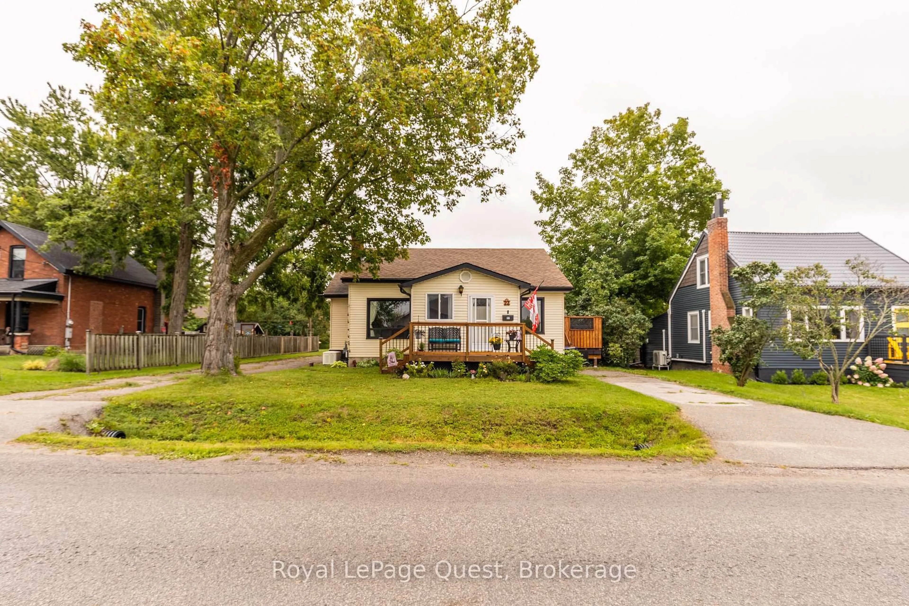A pic from outside/outdoor area/front of a property/back of a property/a pic from drone, street for 22 Creighton St, Orillia Ontario L3V 1A8