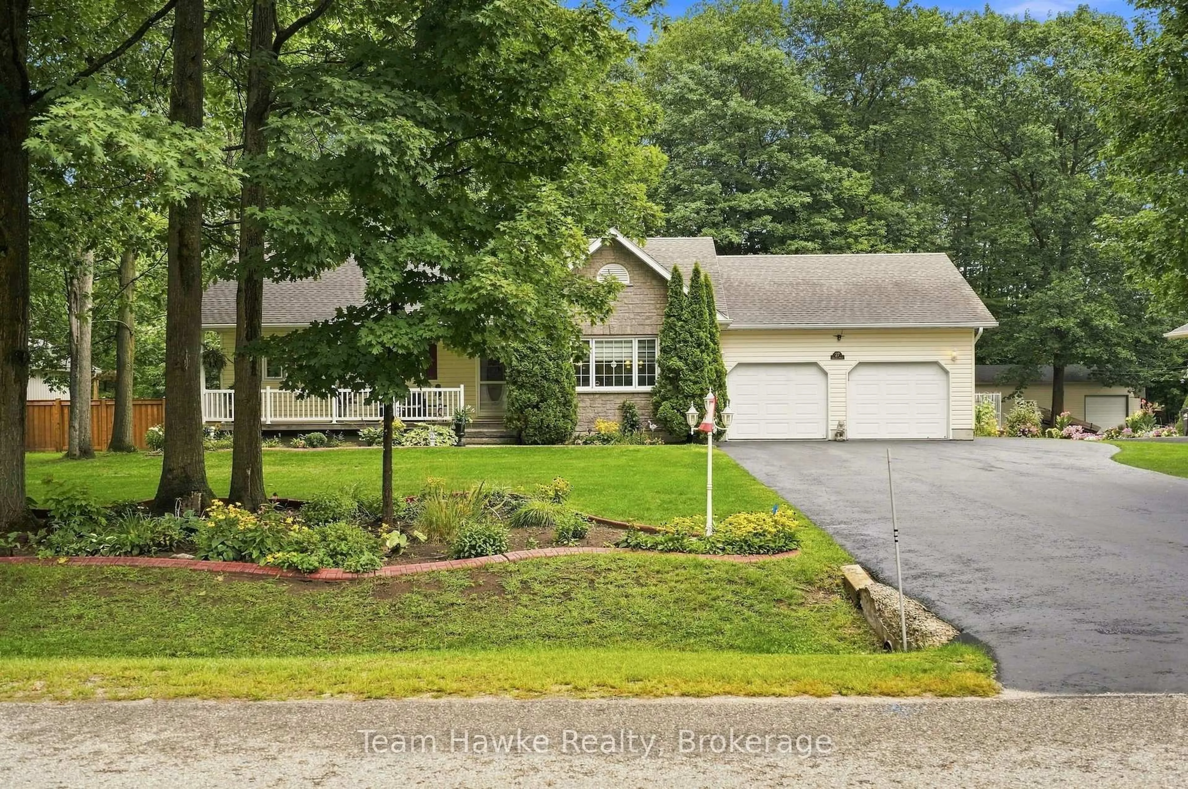 A pic from outside/outdoor area/front of a property/back of a property/a pic from drone, street for 27 Johnston St, Tiny Ontario L0L 2T0