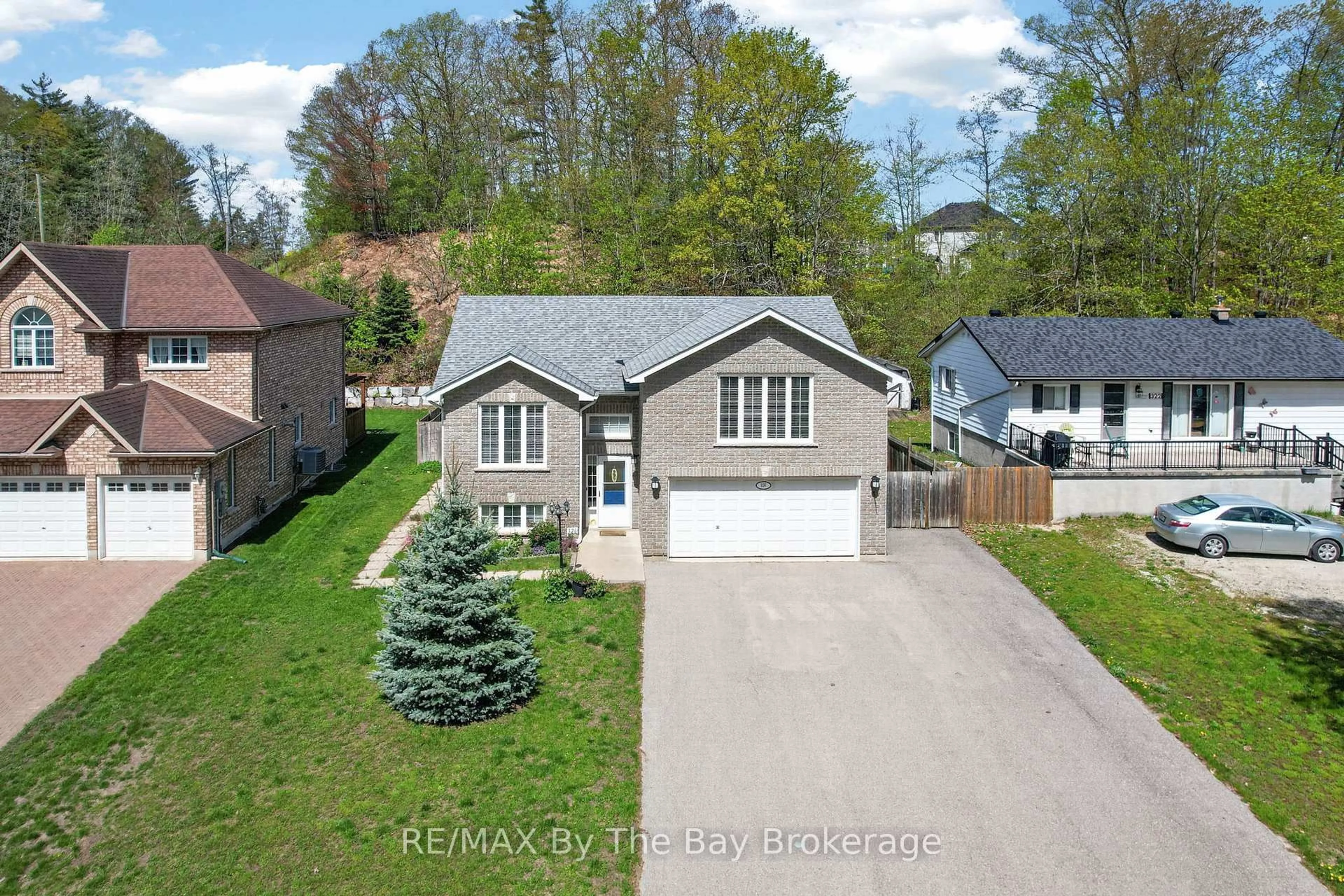 A pic from outside/outdoor area/front of a property/back of a property/a pic from drone, street for 326 Golf Course Rd, Wasaga Beach Ontario L9Z 1S5
