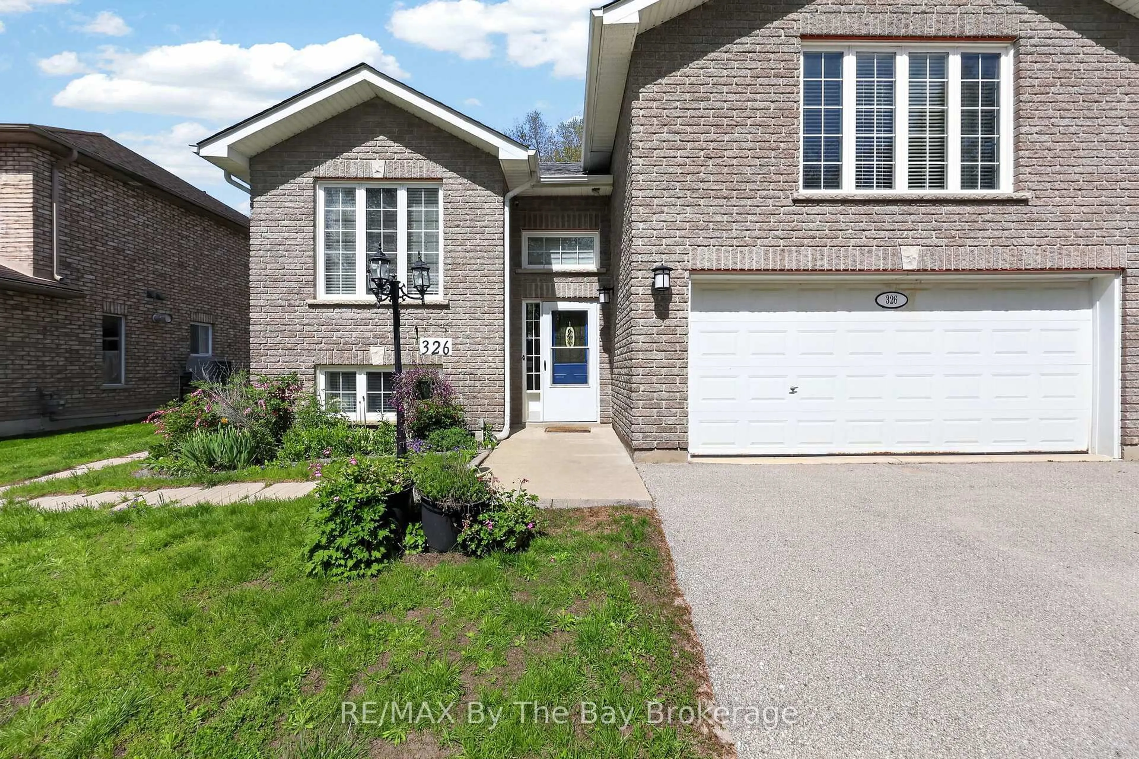 Home with brick exterior material, street for 326 Golf Course Rd, Wasaga Beach Ontario L9Z 1S5