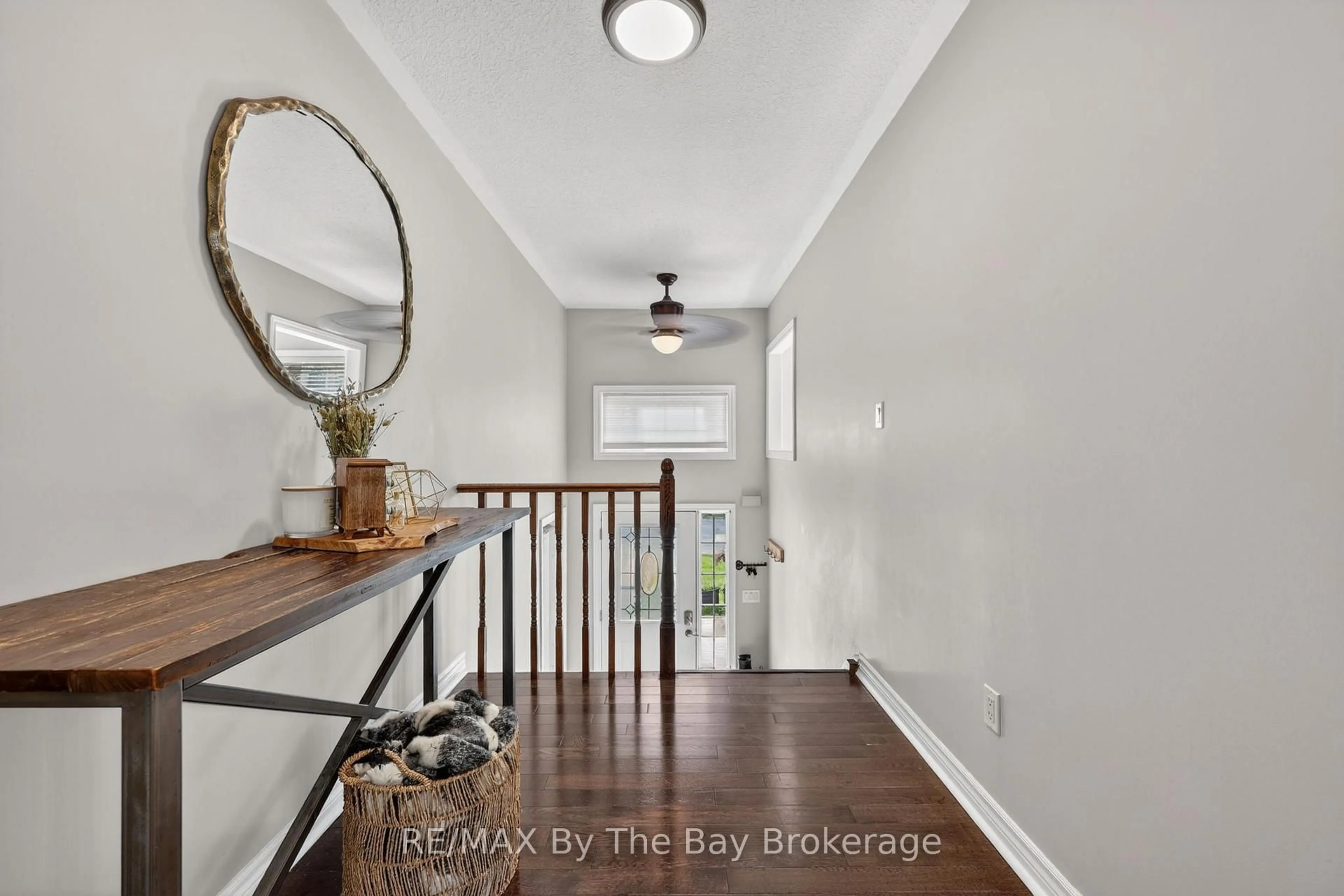 Indoor entryway for 326 Golf Course Rd, Wasaga Beach Ontario L9Z 1S5