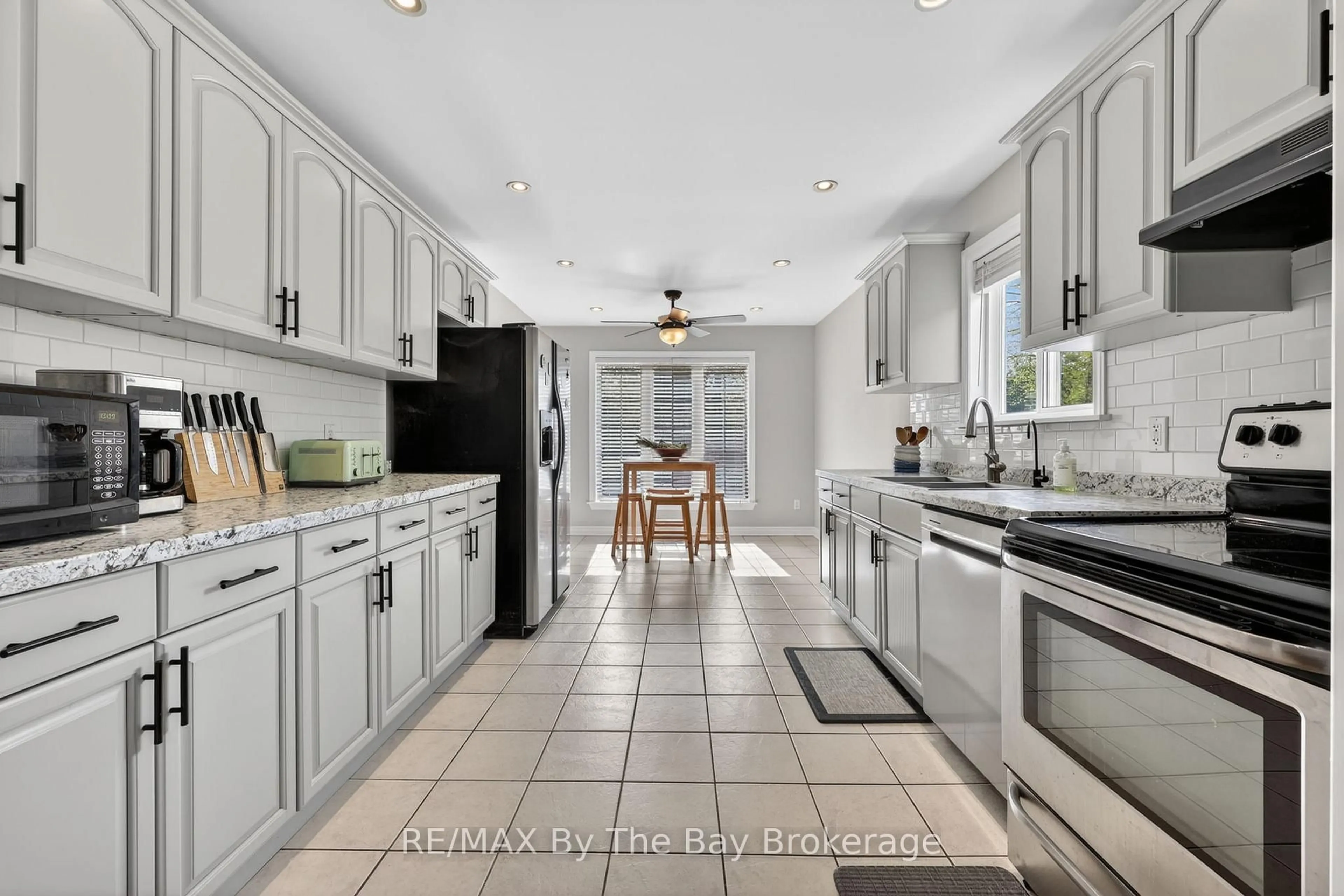 Open concept kitchen, ceramic/tile floor for 326 Golf Course Rd, Wasaga Beach Ontario L9Z 1S5