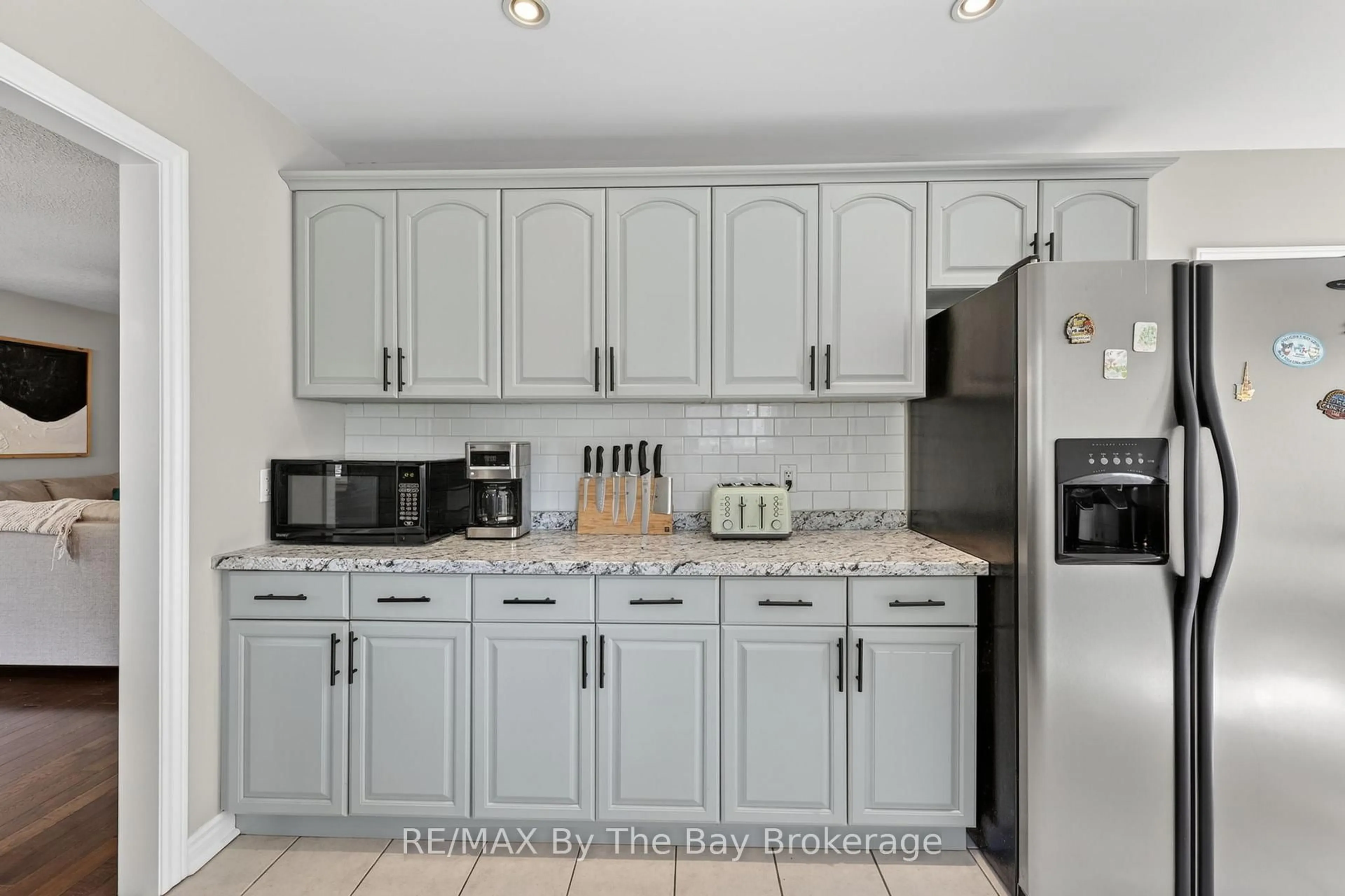 Standard kitchen, ceramic/tile floor for 326 Golf Course Rd, Wasaga Beach Ontario L9Z 1S5
