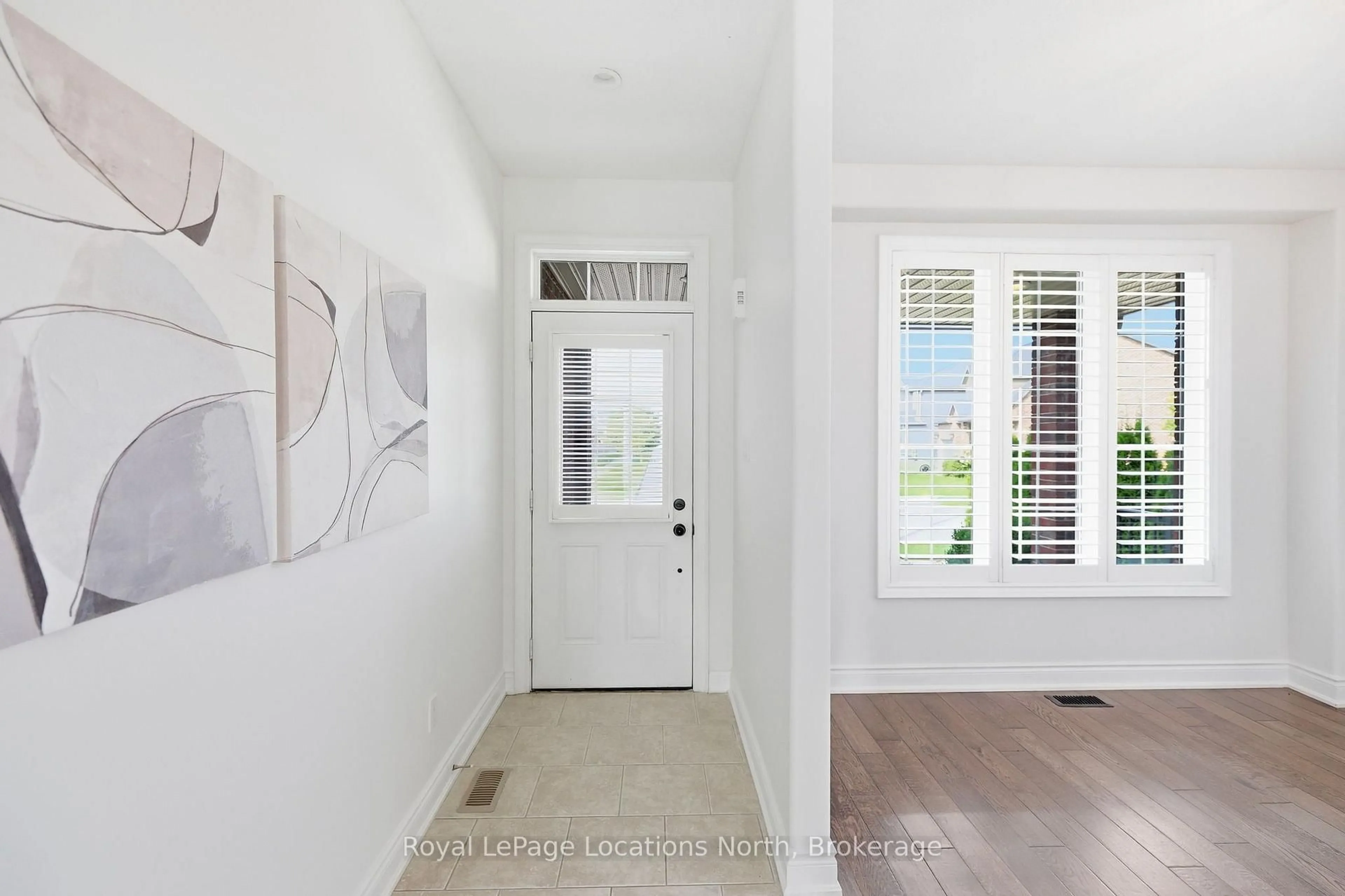 Indoor entryway for 15 Clark St, Collingwood Ontario L9Y 0H9