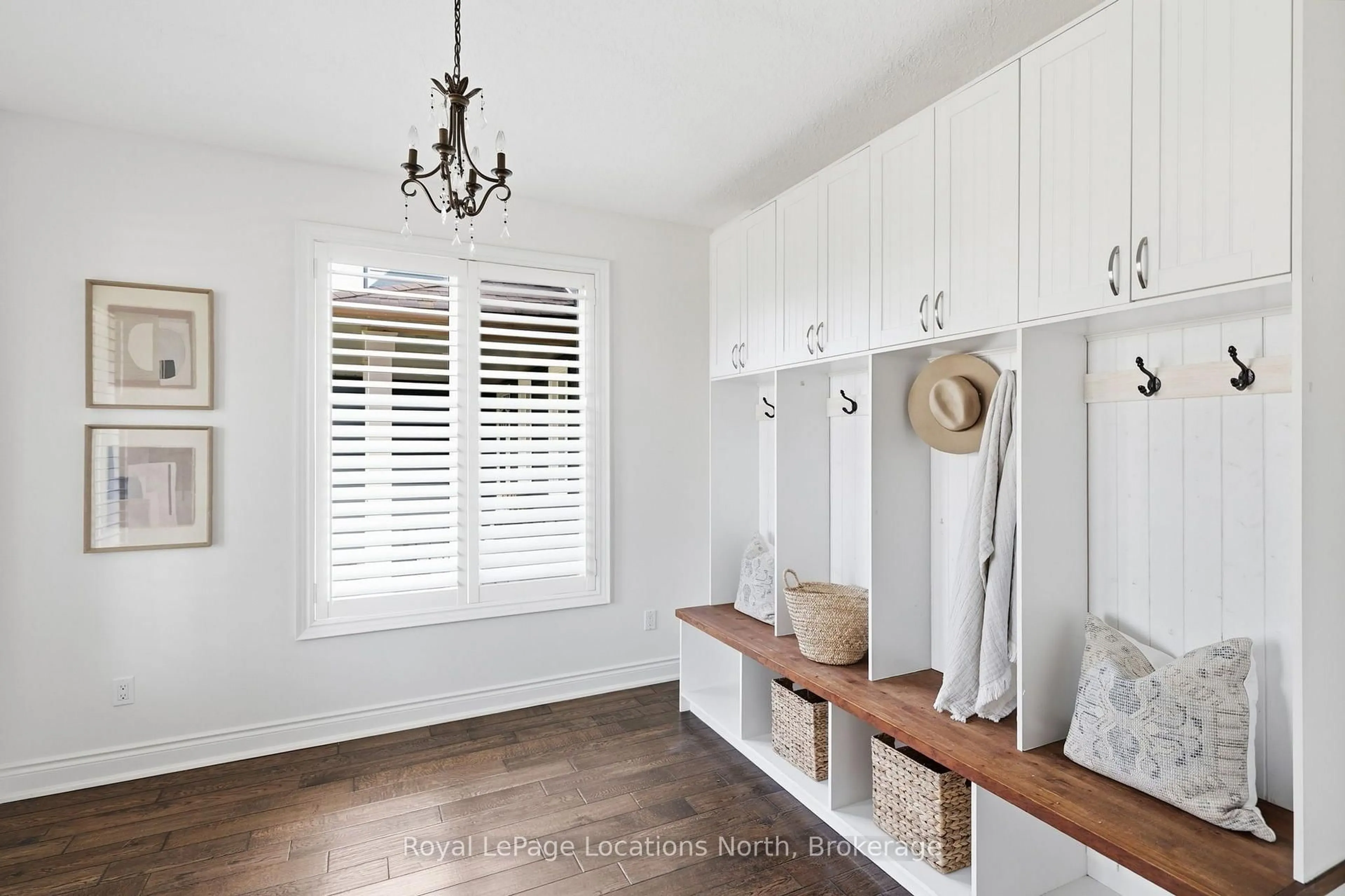 Indoor entryway for 15 Clark St, Collingwood Ontario L9Y 0H9