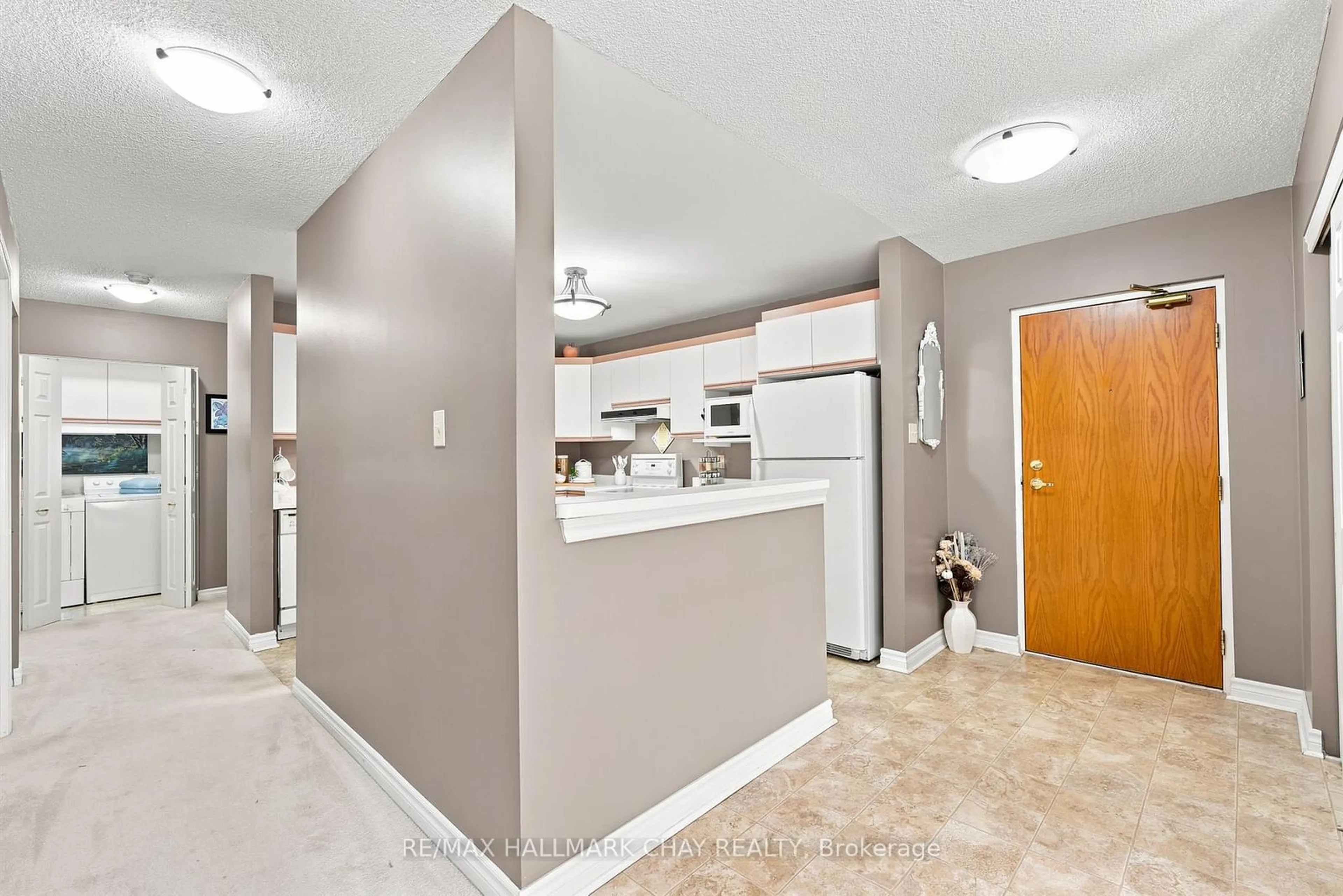 Indoor entryway for 131 Clapperton St #201, Barrie Ontario L4M 3G3