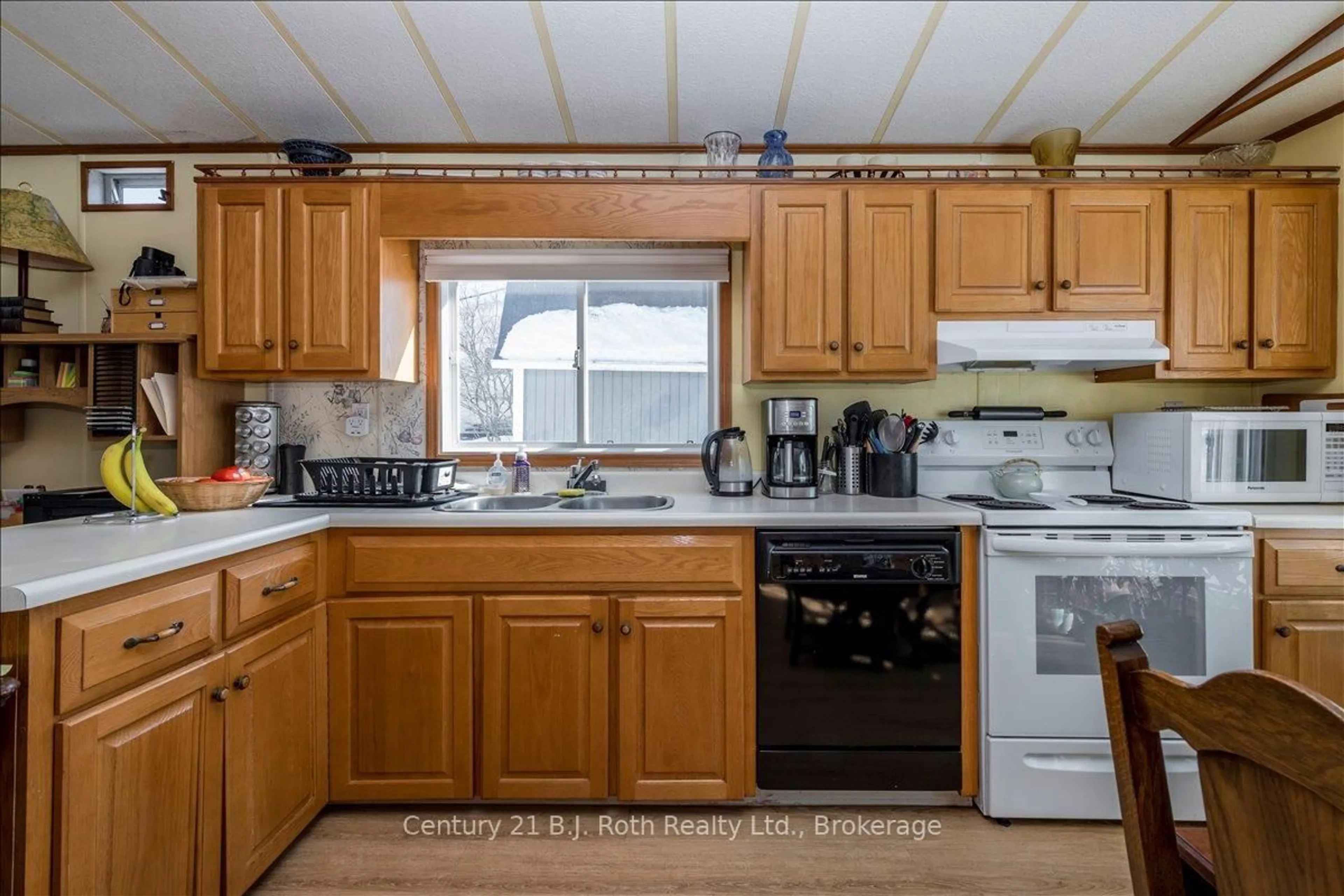 Standard kitchen, ceramic/tile floor for 1 Smiths Lane, Midland Ontario L4R 0B9