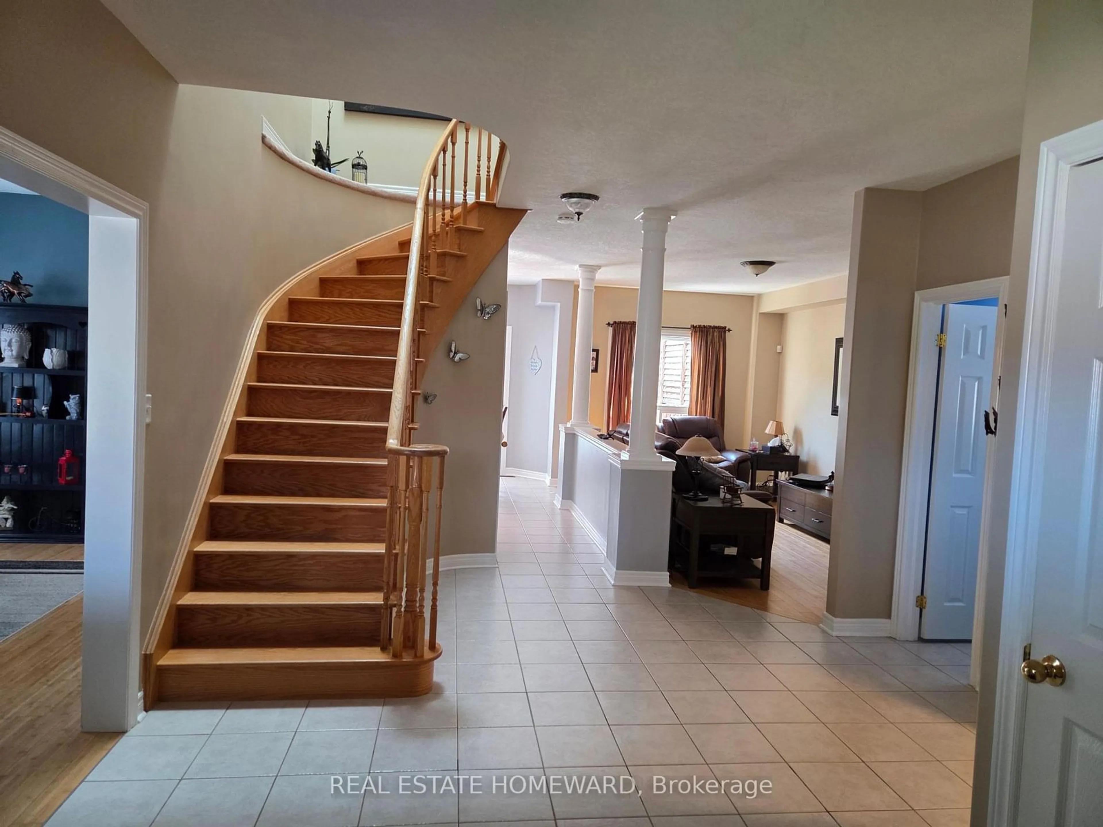 Indoor foyer for 139 Birkhall Pl, Barrie Ontario L4N 0K7