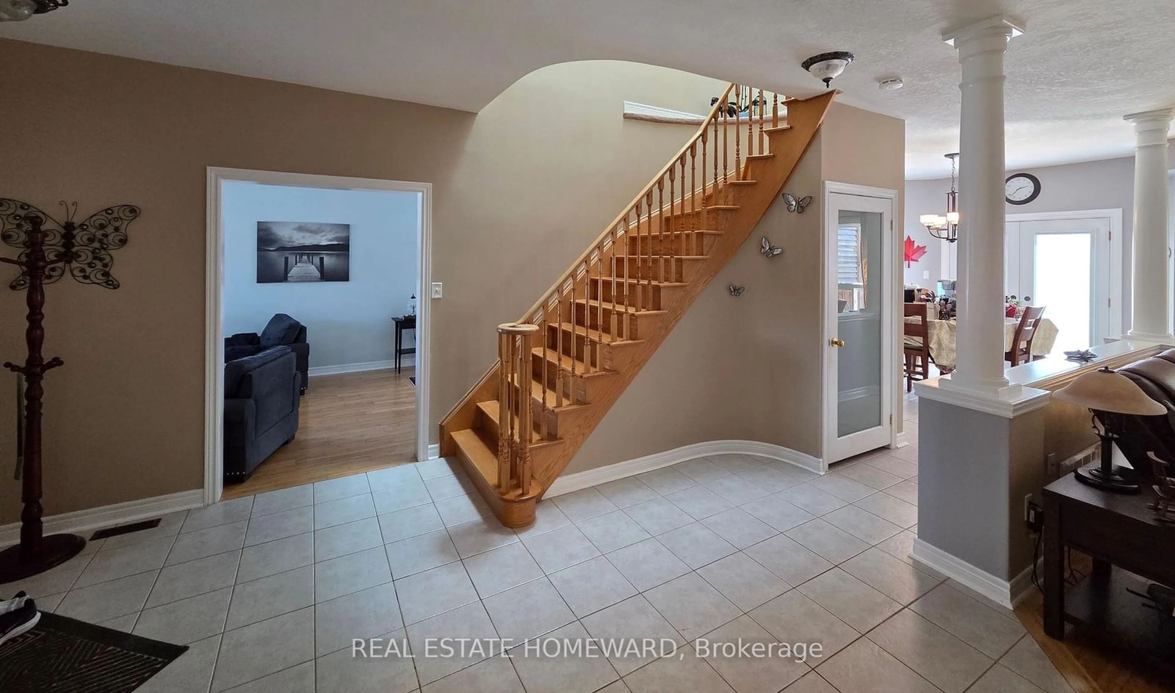 Indoor foyer for 139 Birkhall Pl, Barrie Ontario L4N 0K7