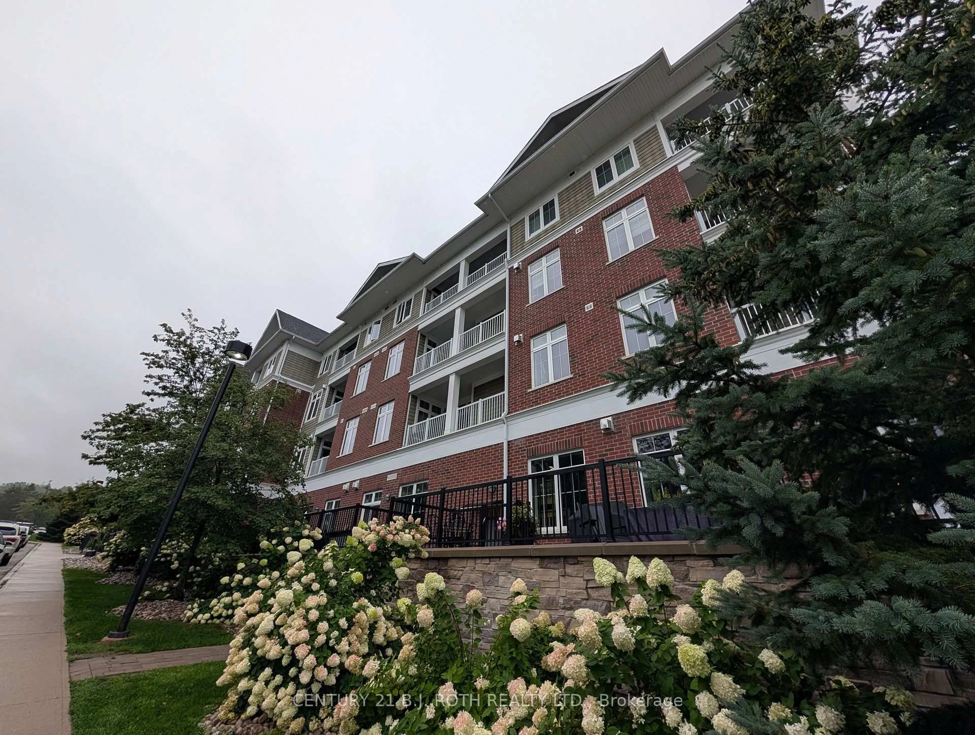 A pic from outside/outdoor area/front of a property/back of a property/a pic from drone, building for 40 HORSESHOE Blvd #302, Oro-Medonte Ontario L4M 4Y8