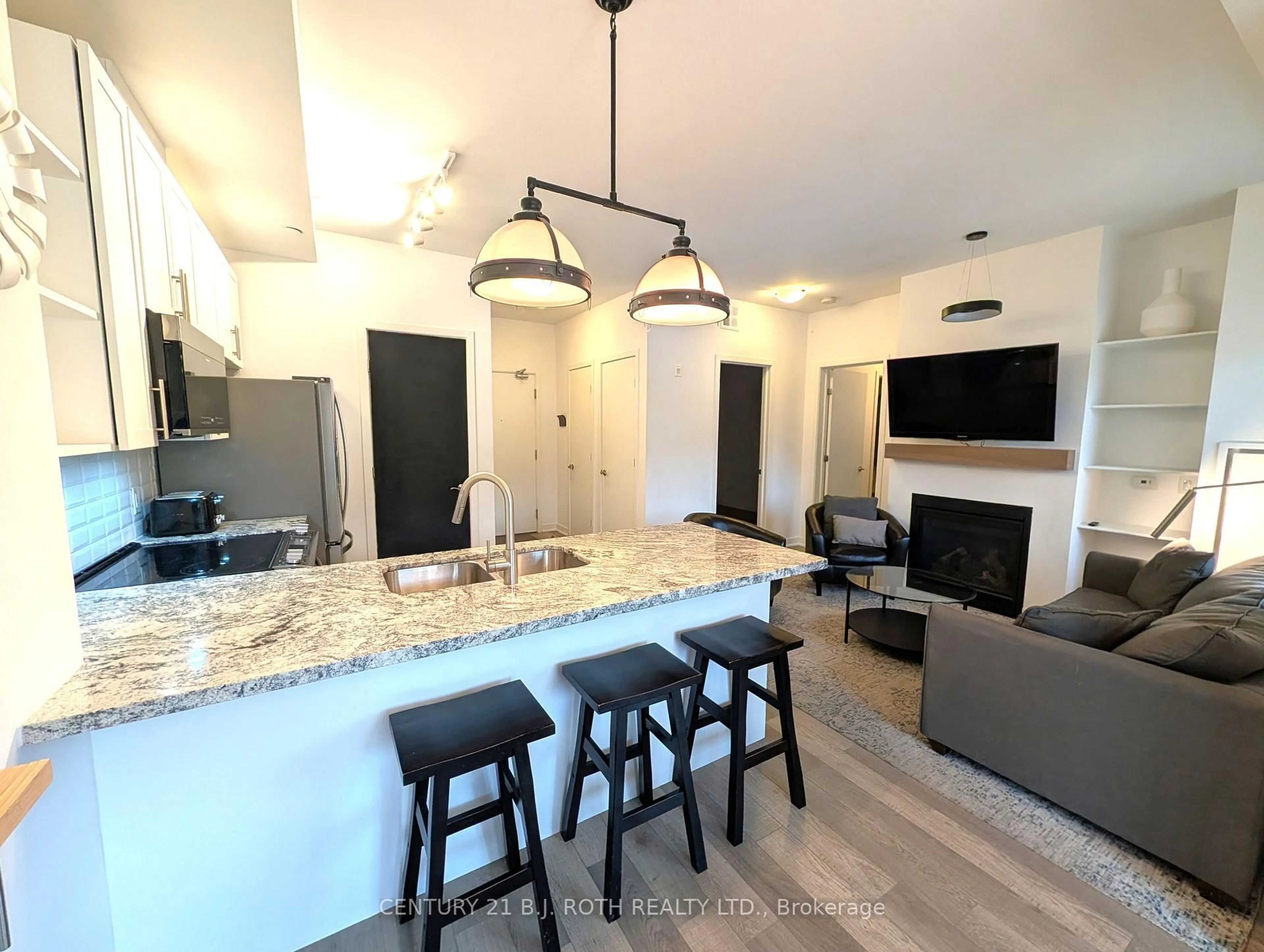 Open concept kitchen, ceramic/tile floor for 40 HORSESHOE Blvd #302, Oro-Medonte Ontario L4M 4Y8