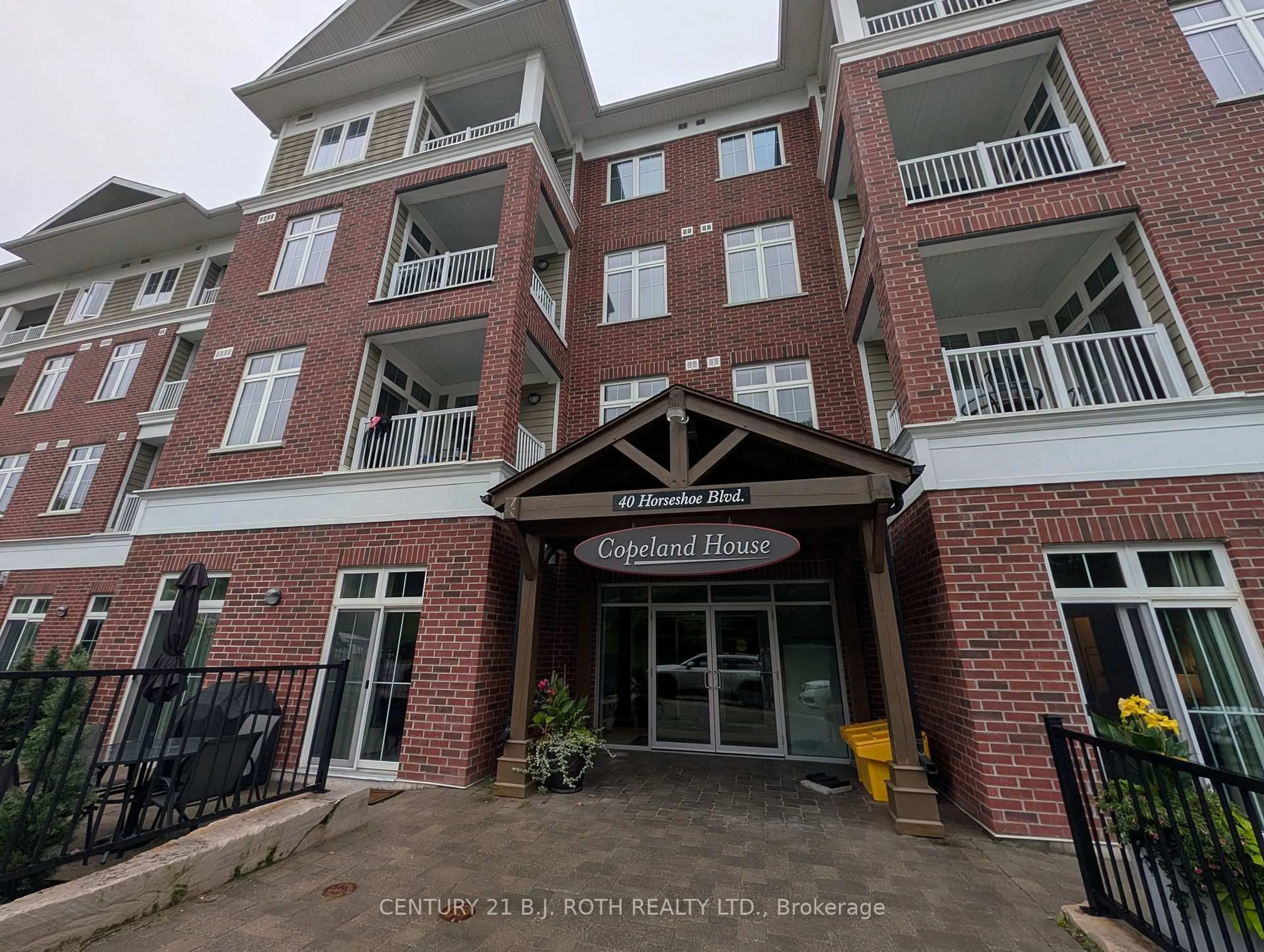 Indoor foyer for 40 HORSESHOE Blvd #302, Oro-Medonte Ontario L4M 4Y8