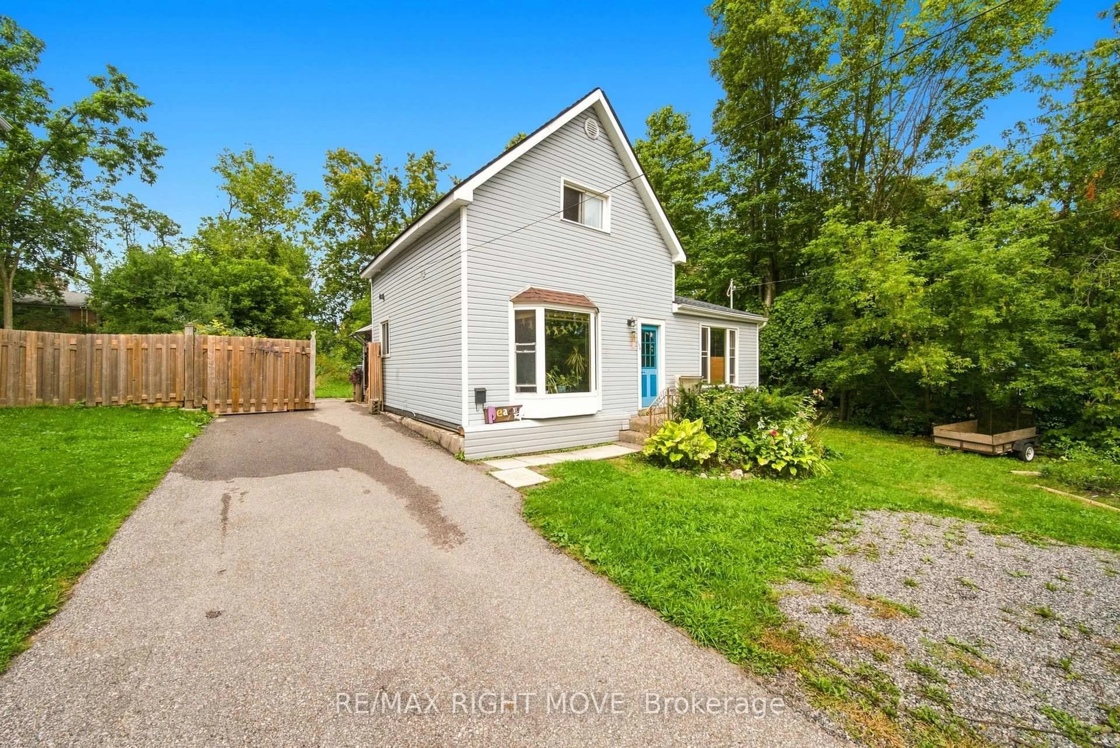 A pic from outside/outdoor area/front of a property/back of a property/a pic from drone, street for 138 Borland St, Orillia Ontario L3V 2B9
