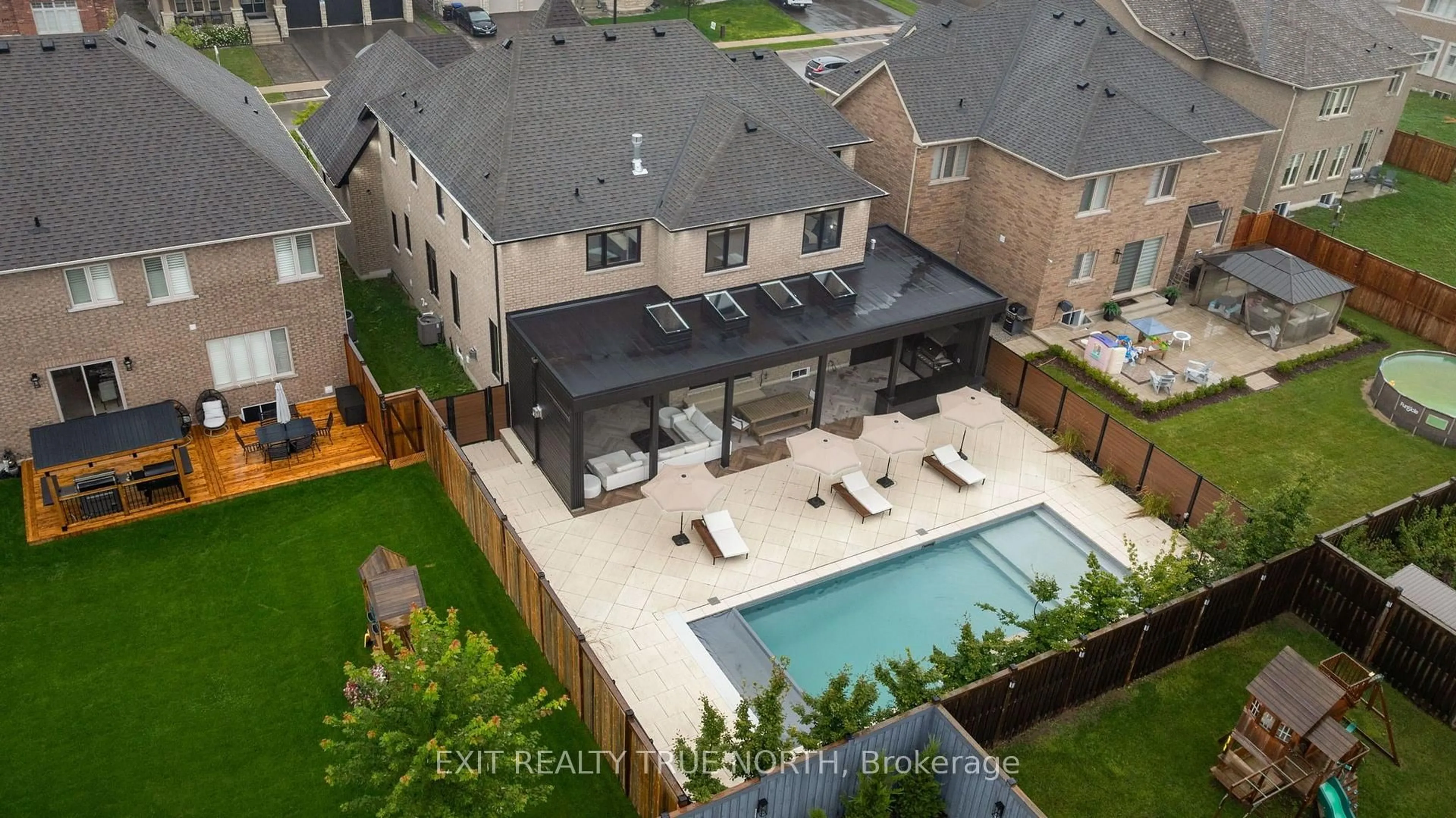 A pic from outside/outdoor area/front of a property/back of a property/a pic from drone, unknown for 106 Rugman Cres, Springwater Ontario L9X 2A5