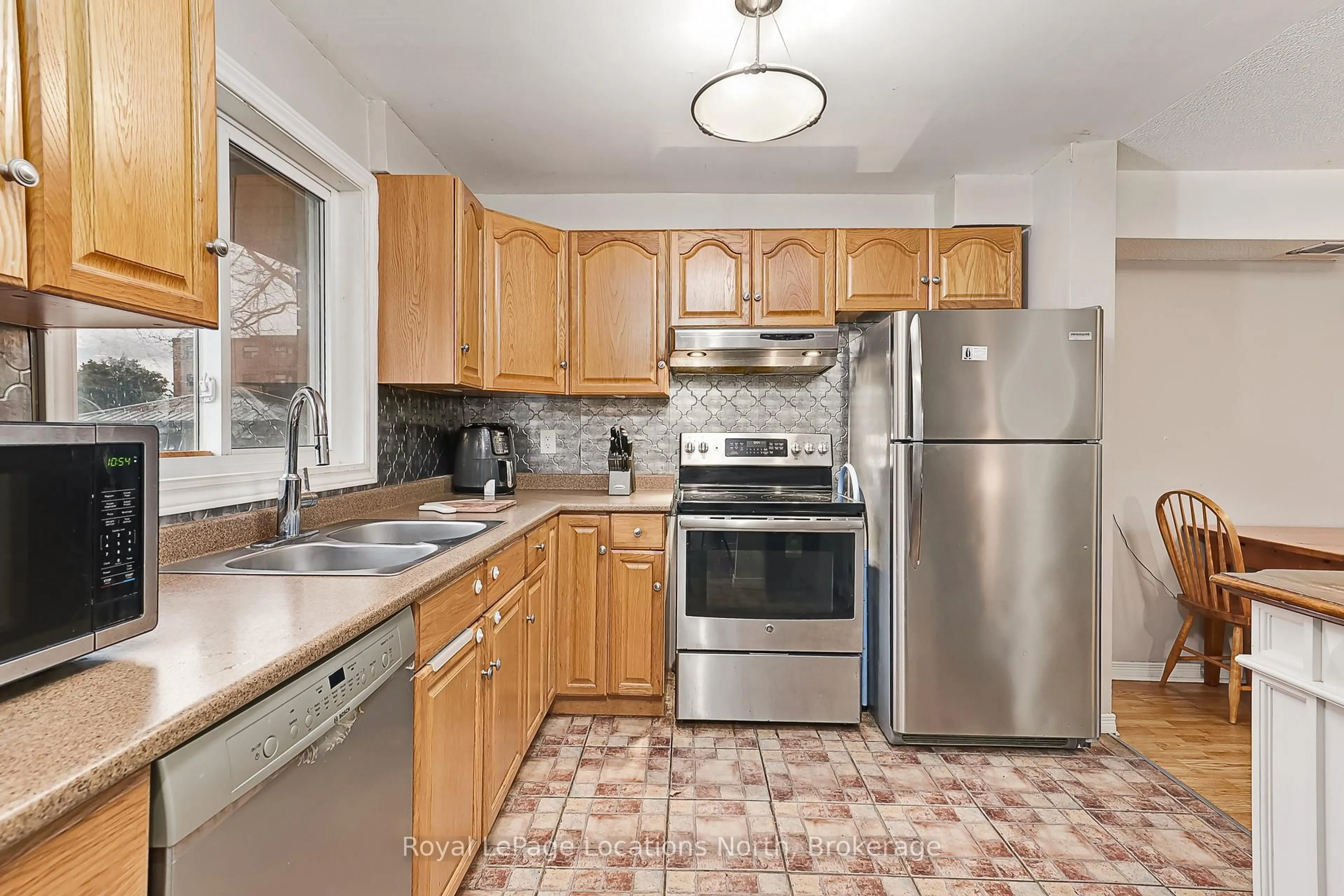 Standard kitchen, unknown for 590 Tenth St, Collingwood Ontario L9Y 4C1