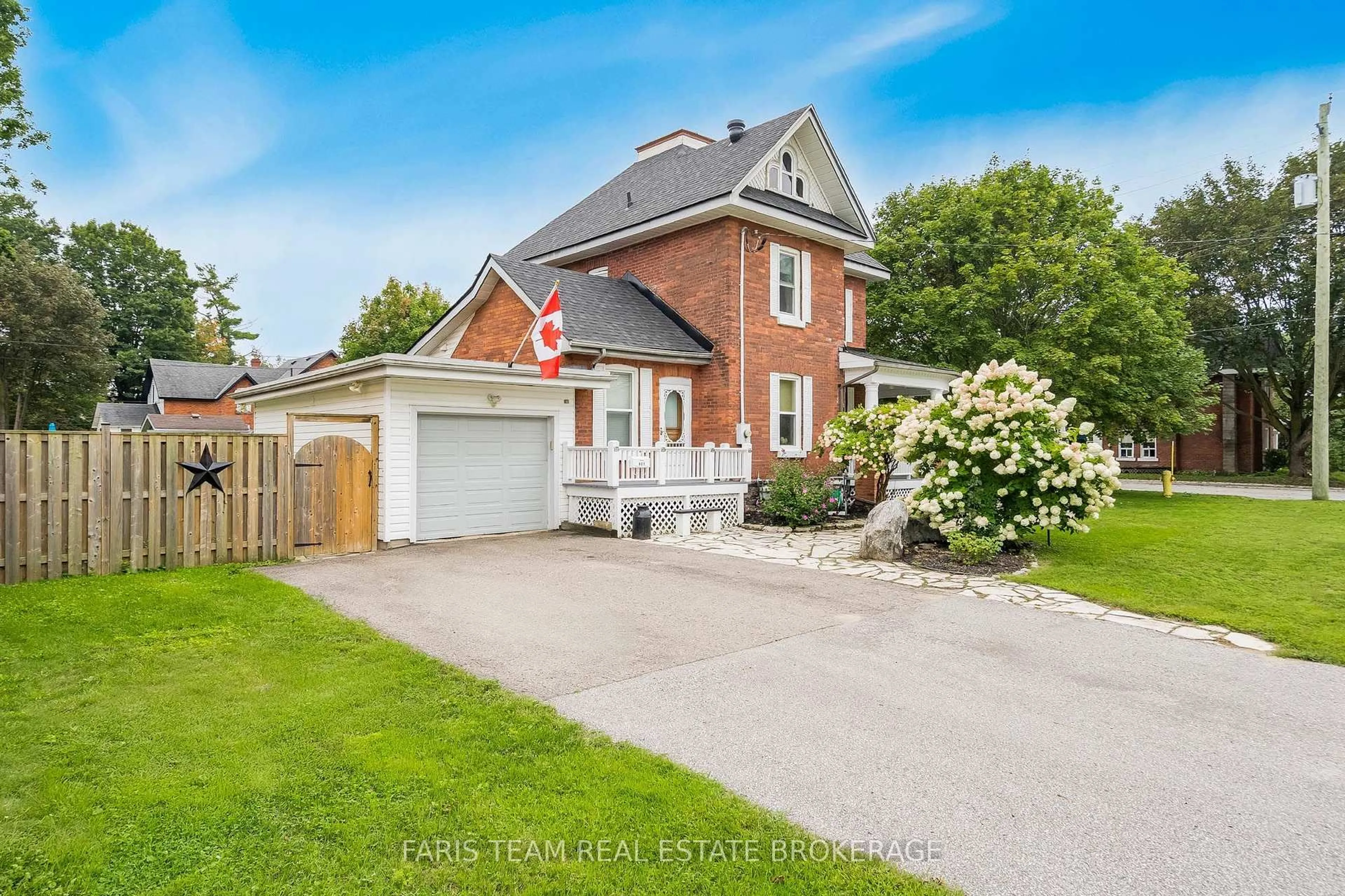 A pic from outside/outdoor area/front of a property/back of a property/a pic from drone, street for 421 Midland Ave, Midland Ontario L4R 3L2