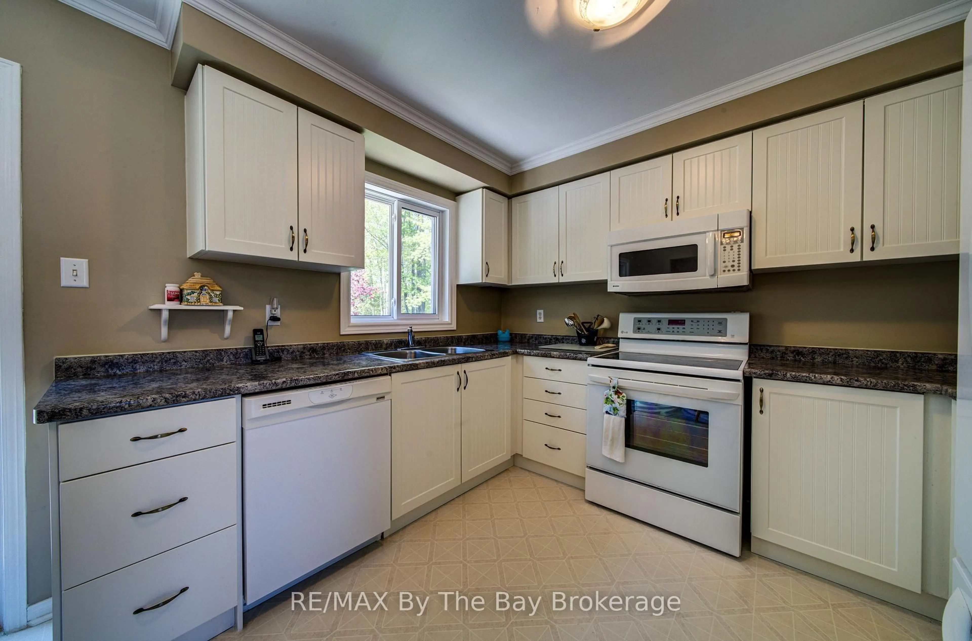 Standard kitchen, ceramic/tile floor for 12 Silver Birch Ave, Wasaga Beach Ontario L9Z 1B7
