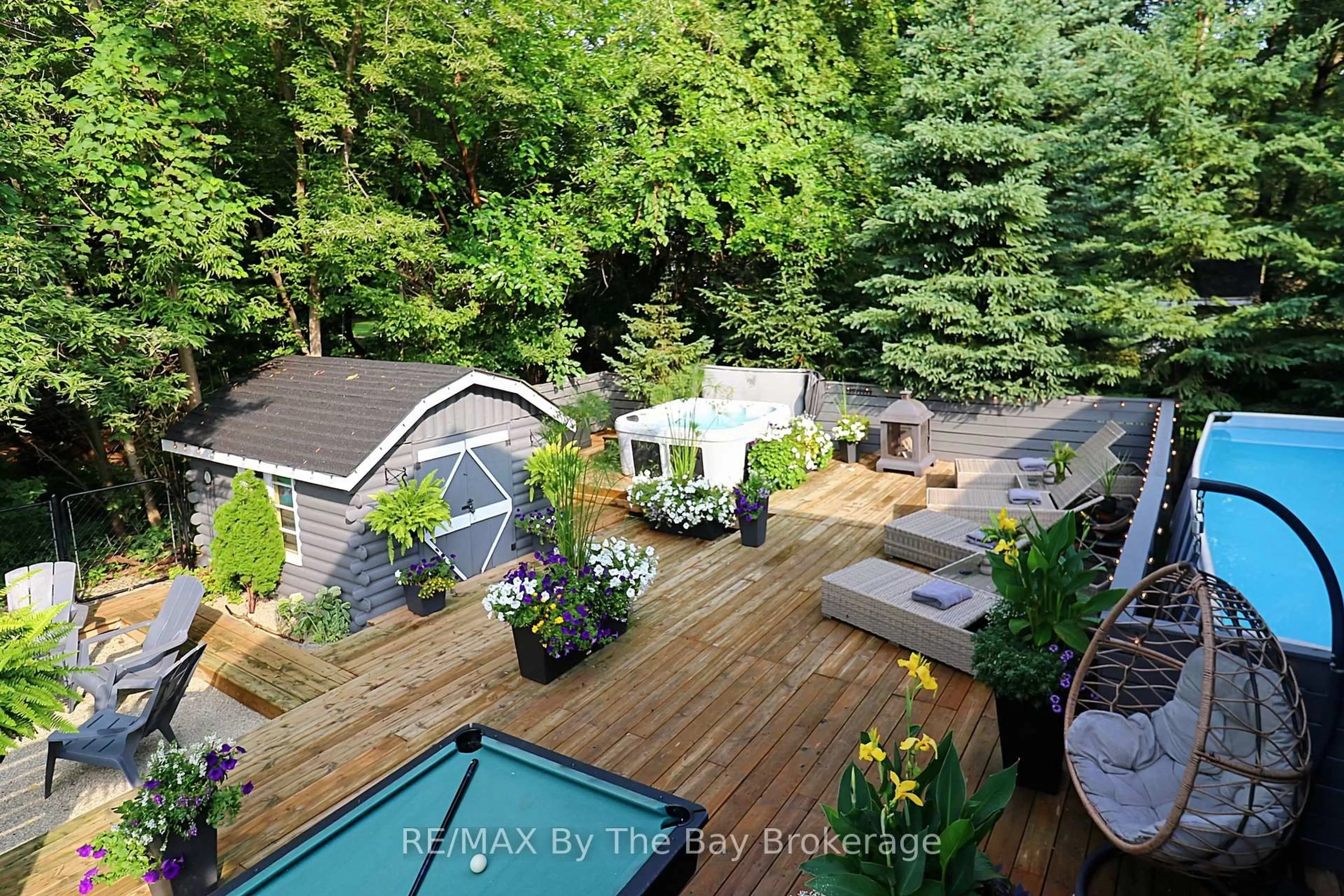 A pic from outside/outdoor area/front of a property/back of a property/a pic from drone, forest/trees view for 320 Birch St, Collingwood Ontario L9Y 2V7