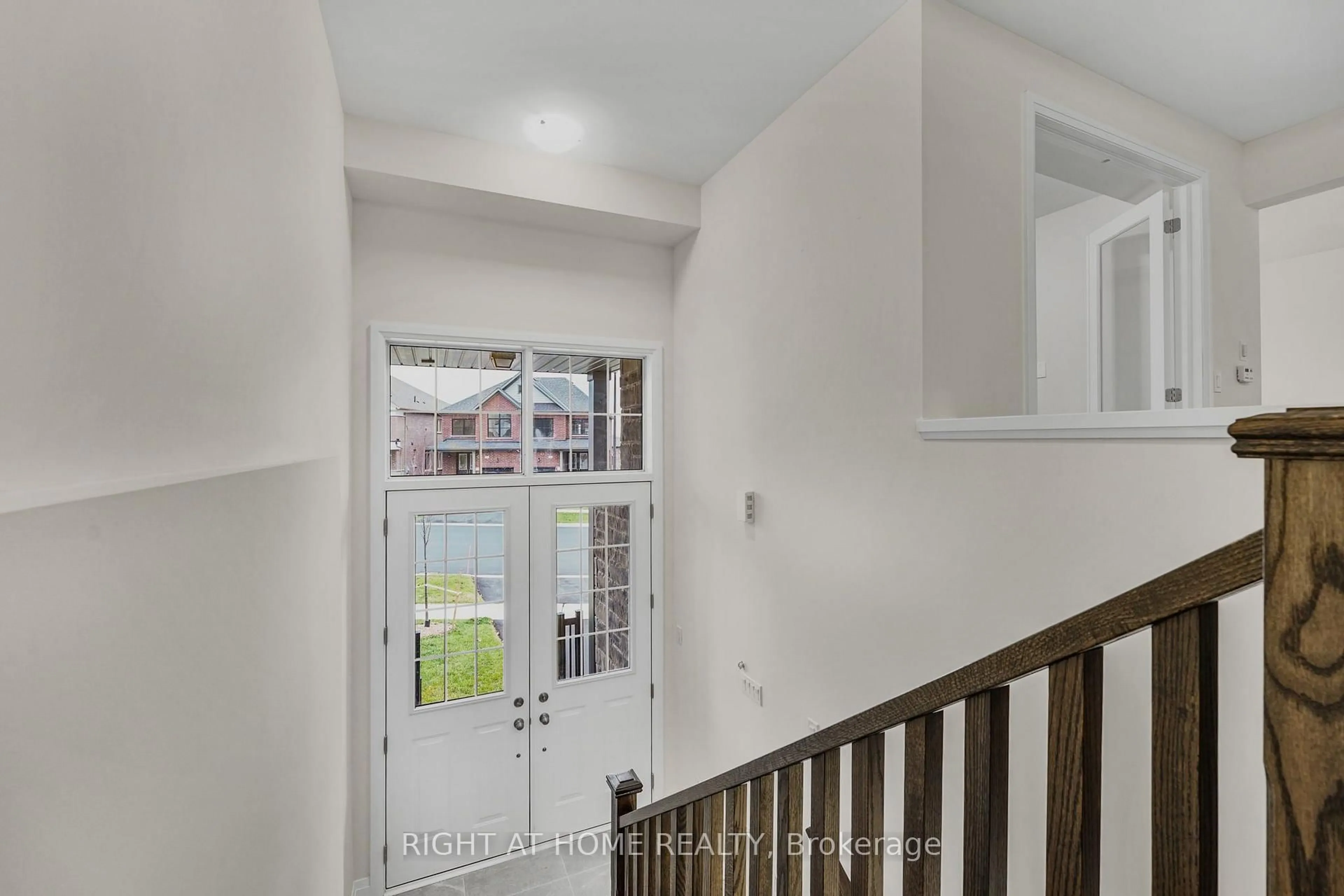 Indoor entryway for 51 Bearberry Rd, Springwater Ontario L9X 2E1