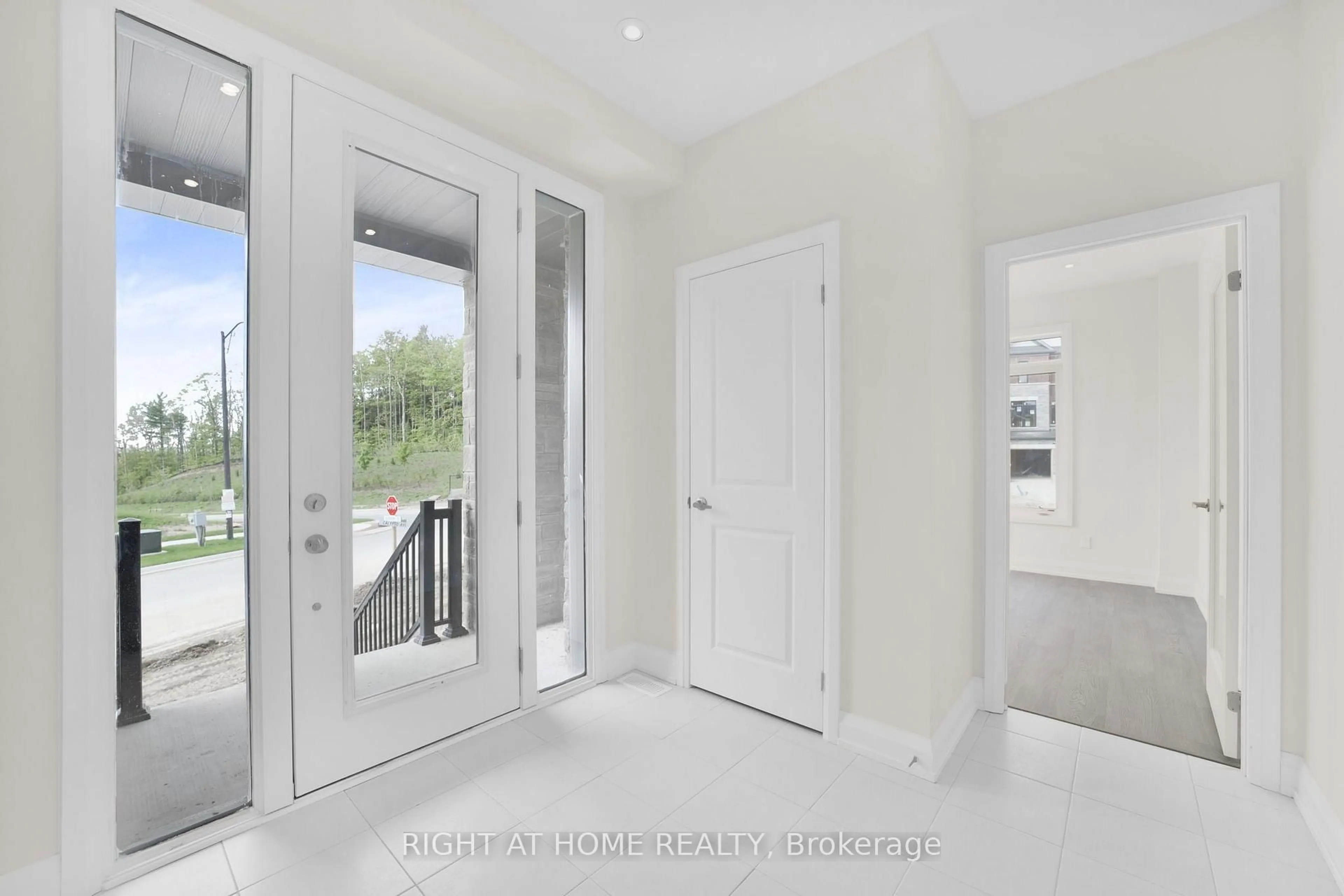 Indoor entryway for 46 Bearberry Rd, Springwater Ontario L9X 2E1