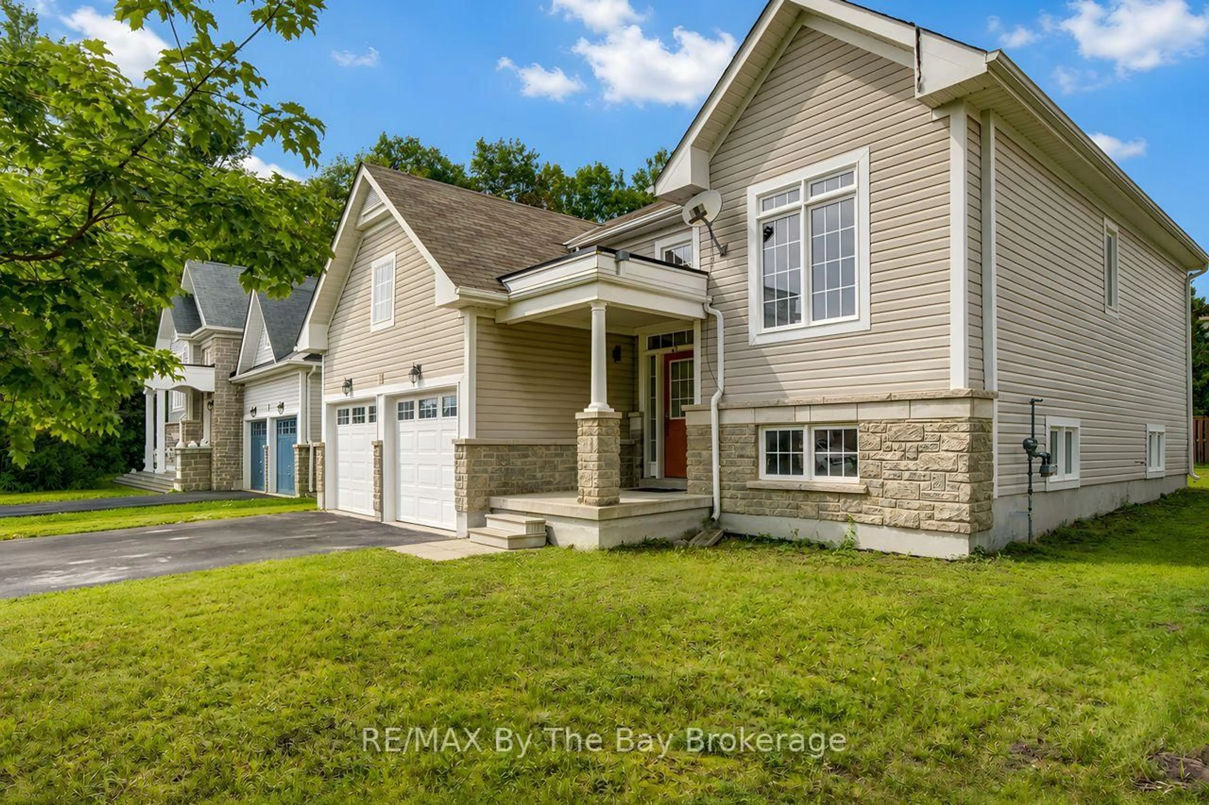 Home with vinyl exterior material, street for 11 Grand Poplar Lane, Wasaga Beach Ontario L9Z 0C7