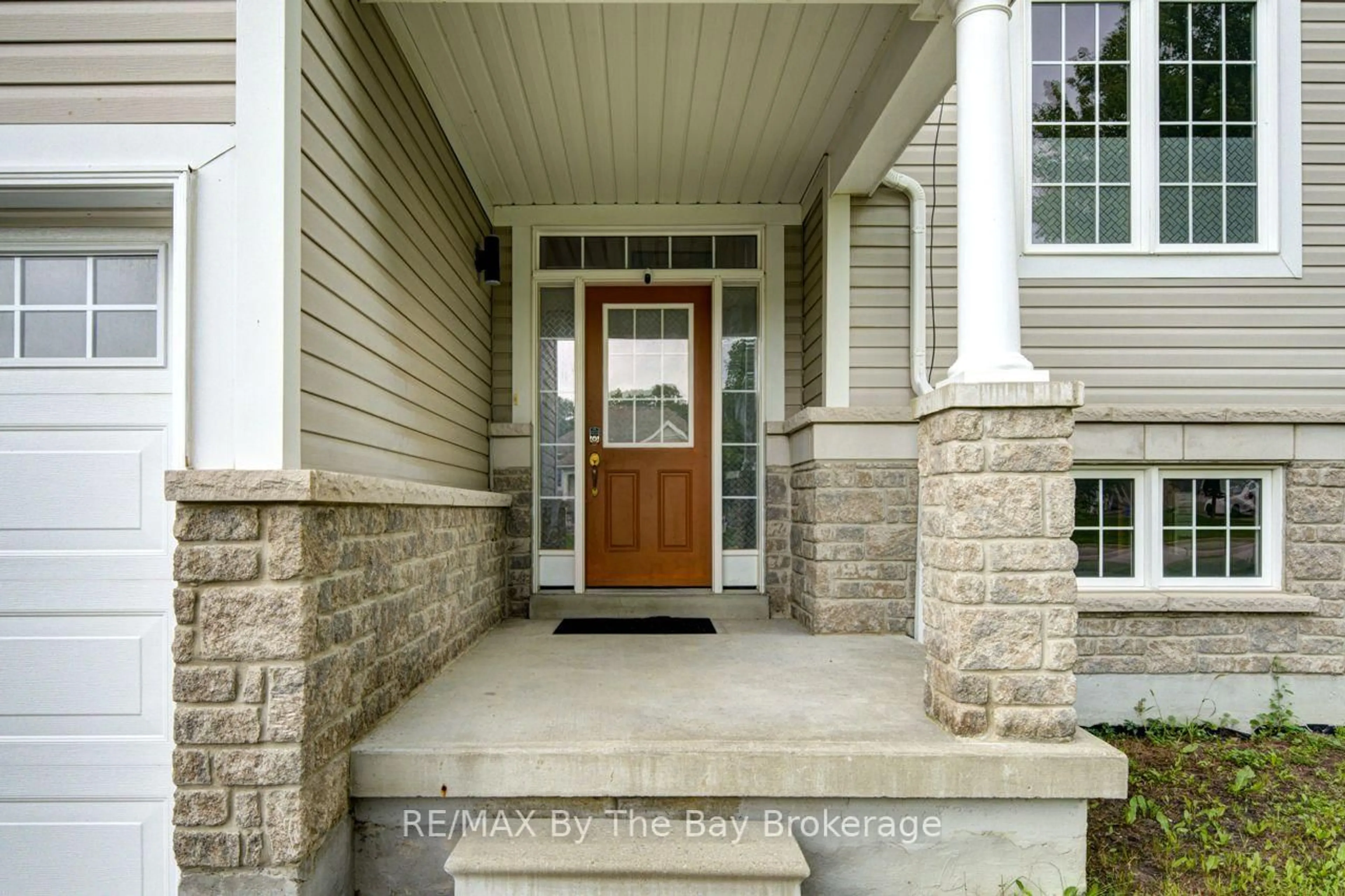 Indoor entryway for 11 Grand Poplar Lane, Wasaga Beach Ontario L9Z 0C7