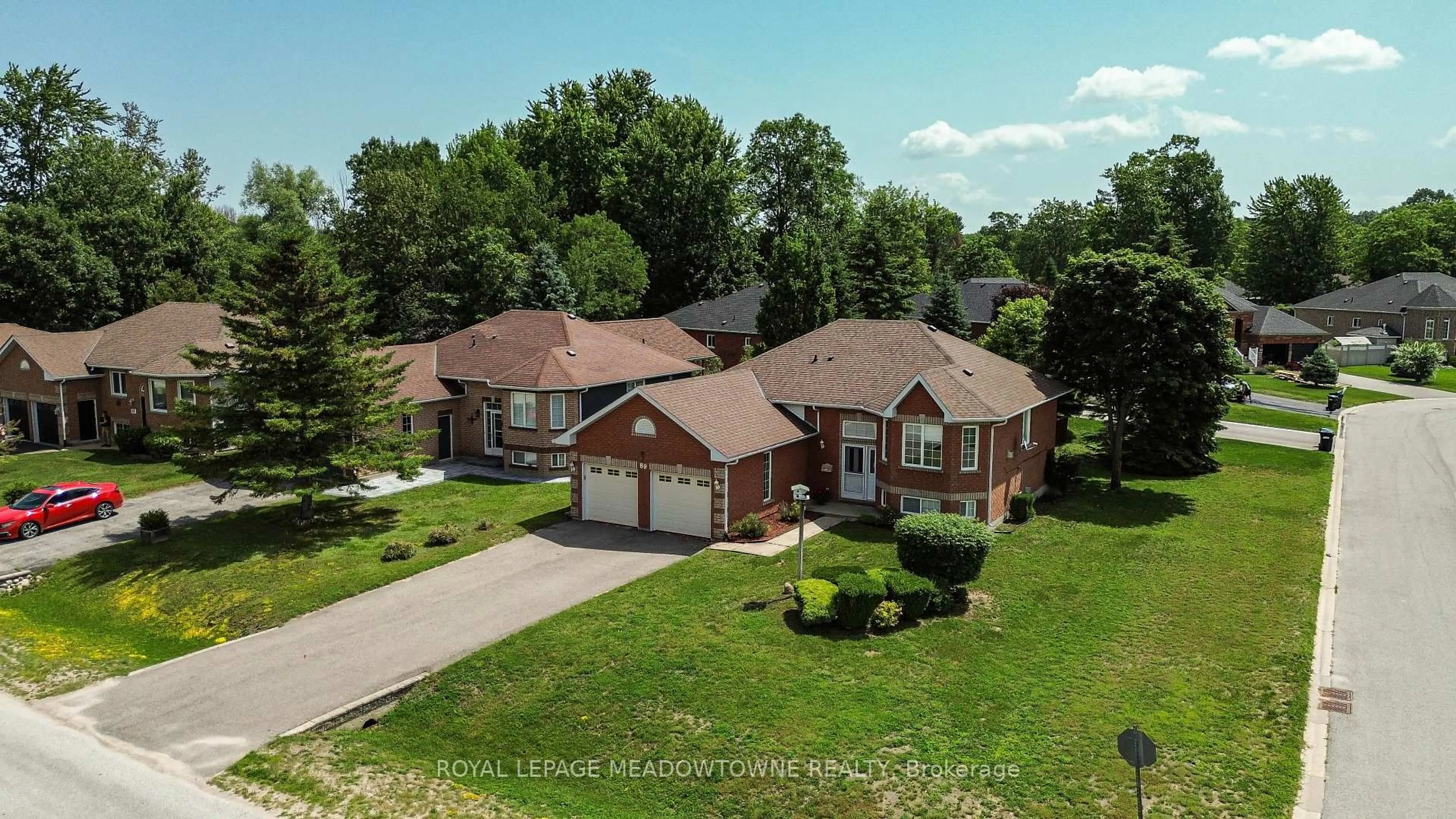 A pic from outside/outdoor area/front of a property/back of a property/a pic from drone, street for 89 Royal Beech Dr, Wasaga Beach Ontario L9Z 1H5