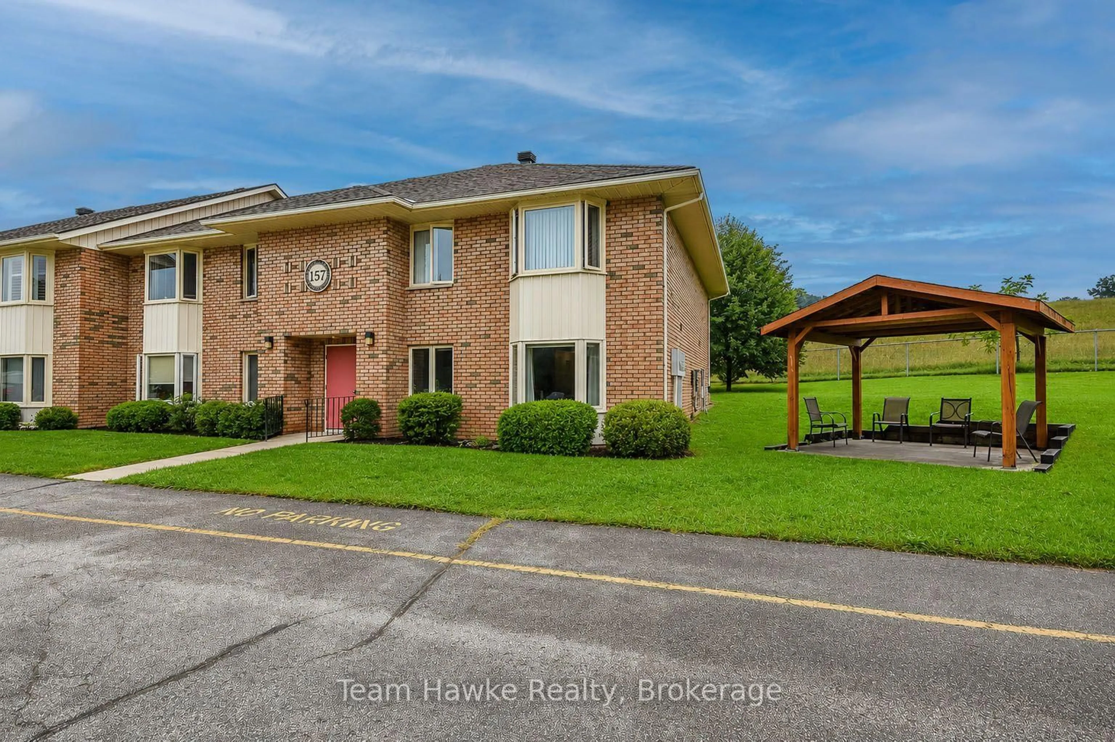 A pic from outside/outdoor area/front of a property/back of a property/a pic from drone, unknown for 157 Church St #15, Penetanguishene Ontario L9M 1E4