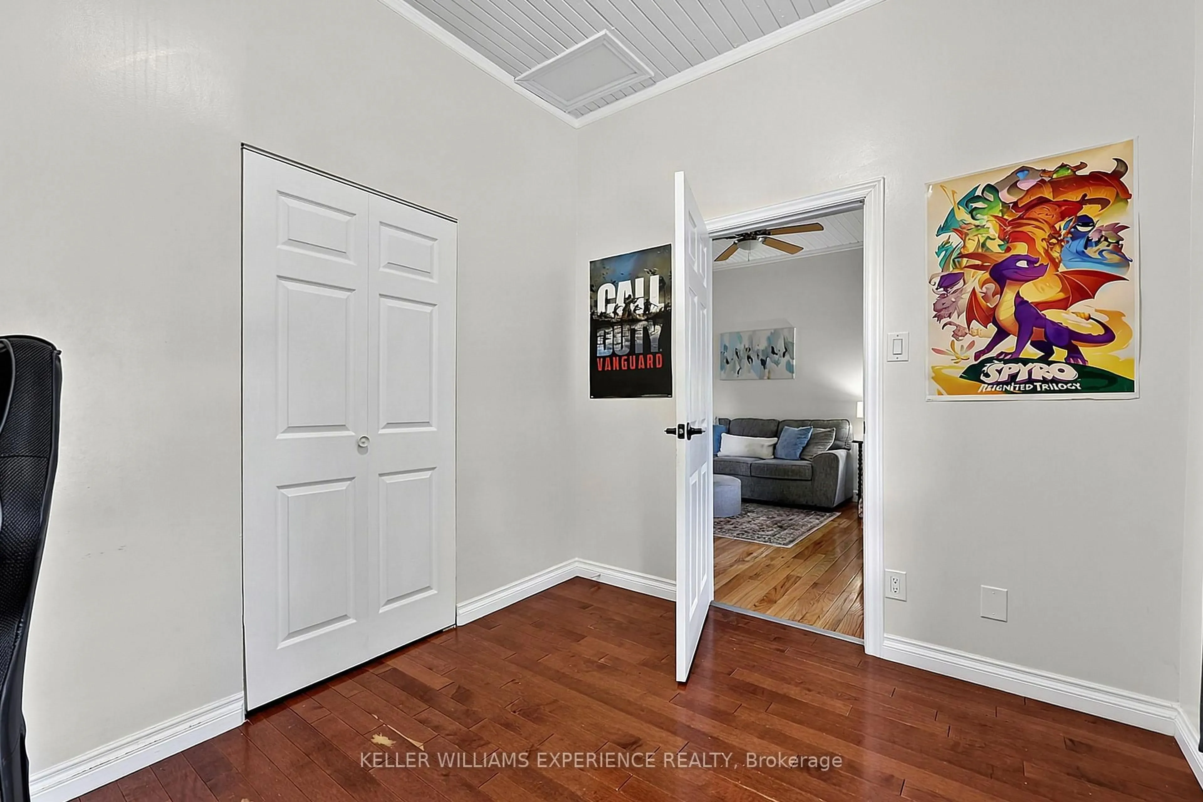 Indoor entryway for 19 Centre St, Barrie Ontario L4N 3L3