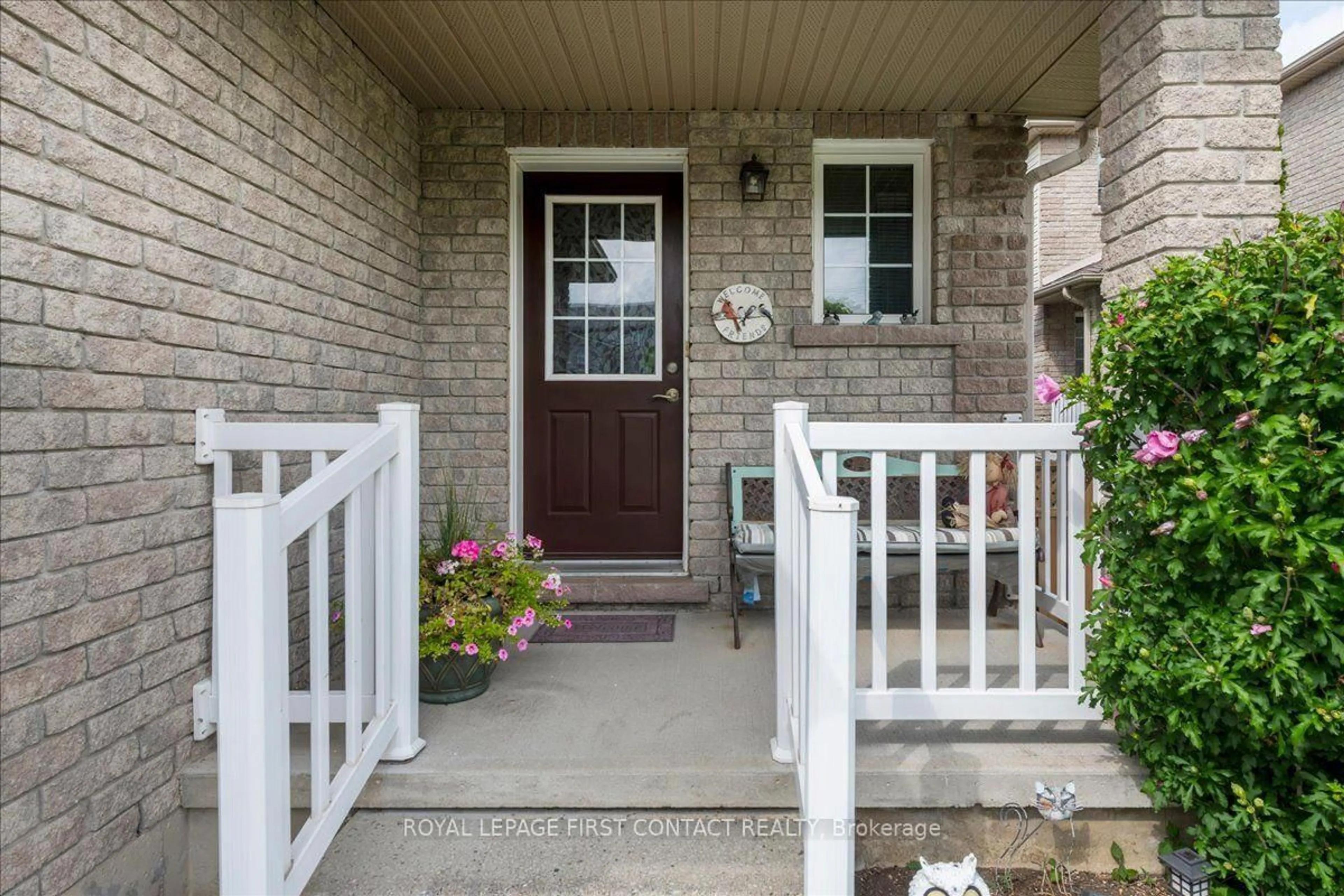 Indoor entryway for 28 Pass Crt, Barrie Ontario L4N 5R9