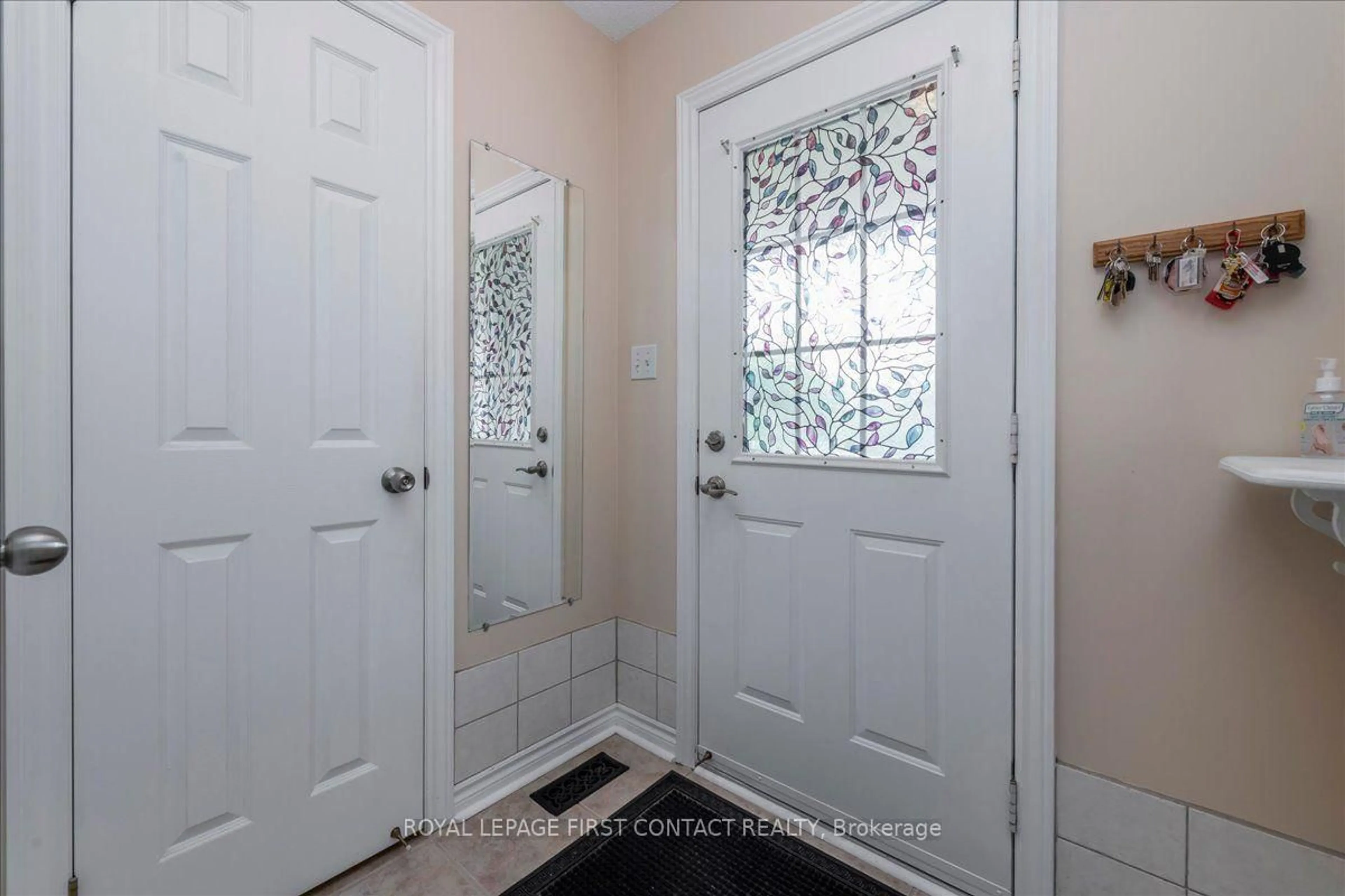 Indoor entryway for 28 Pass Crt, Barrie Ontario L4N 5R9
