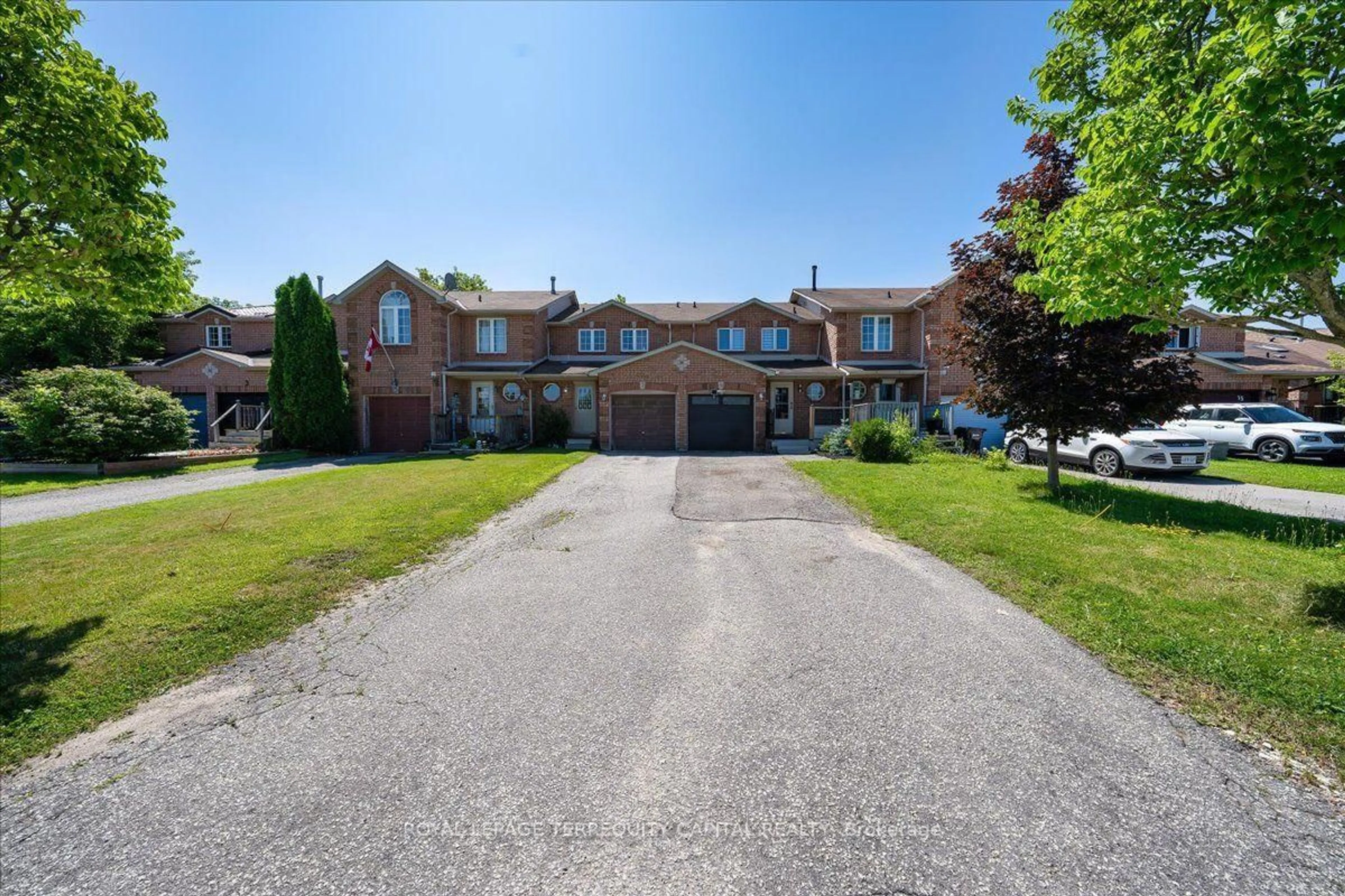 A pic from outside/outdoor area/front of a property/back of a property/a pic from drone, street for 9 Seymour Cres, Barrie Ontario L4N 8N4